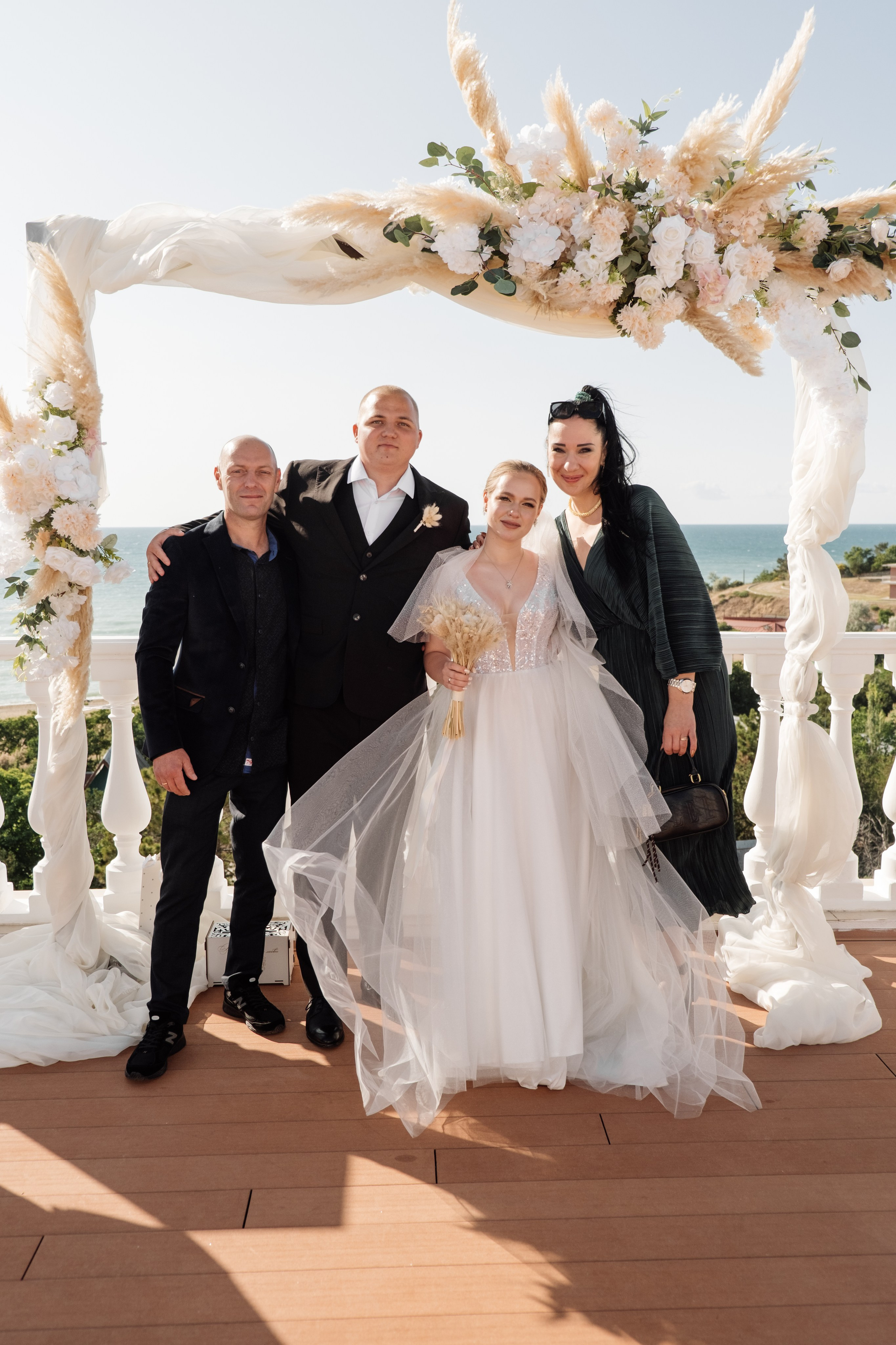 Свадебный ретопртаж. Профессиональная фотосъемка в Крыму. Натуральные эмоции и живые кадры. Забронируйте дату прямо сейчас!