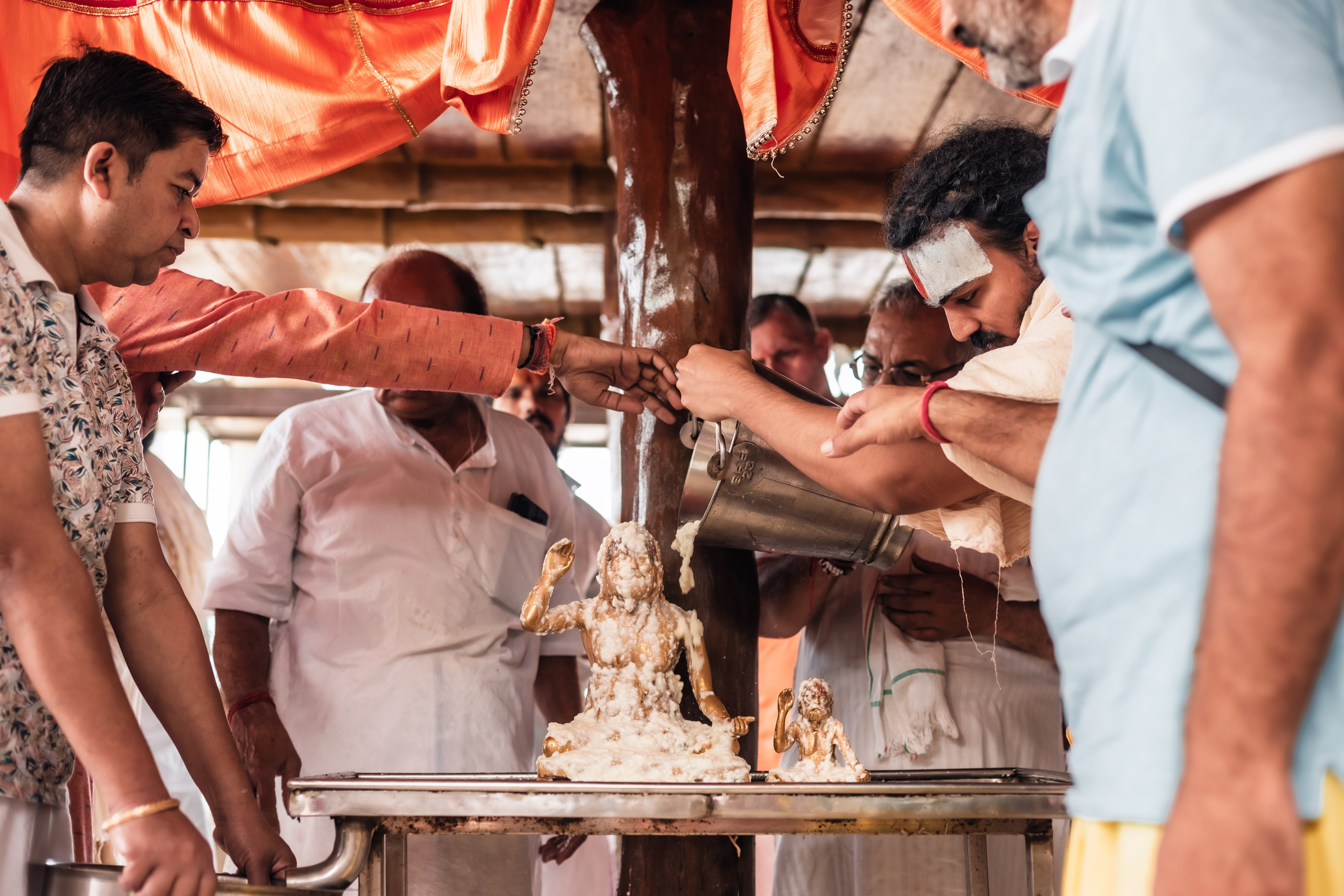 Abhisheka Devraha Baba on Sri Devdas ji maharaj bd. Mariam Bagdasaryan