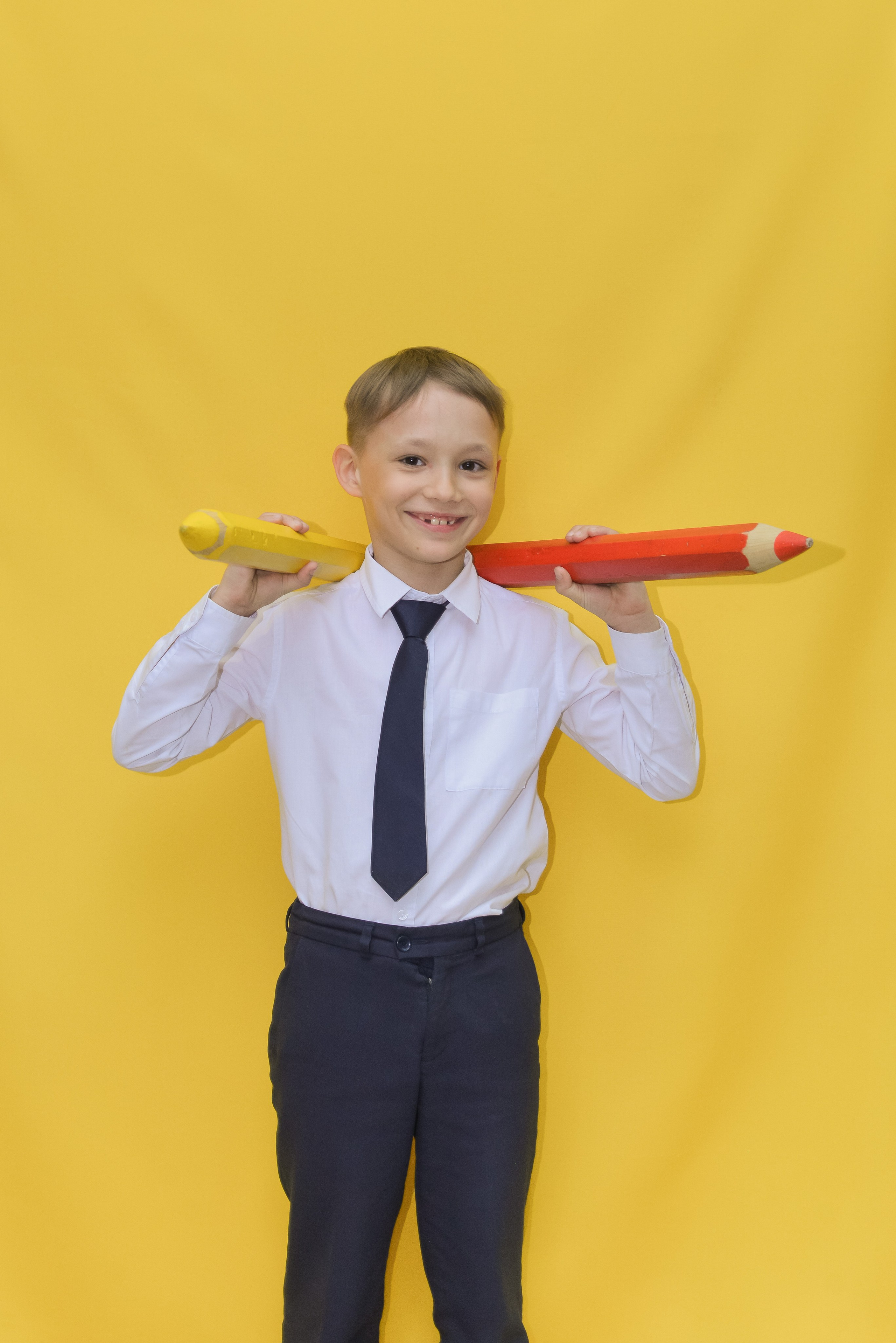 2 класс. На жёлтом фоне. «Веселые карандаши». Детский и школьный фотограф в Костанае Рабига Сейткенова