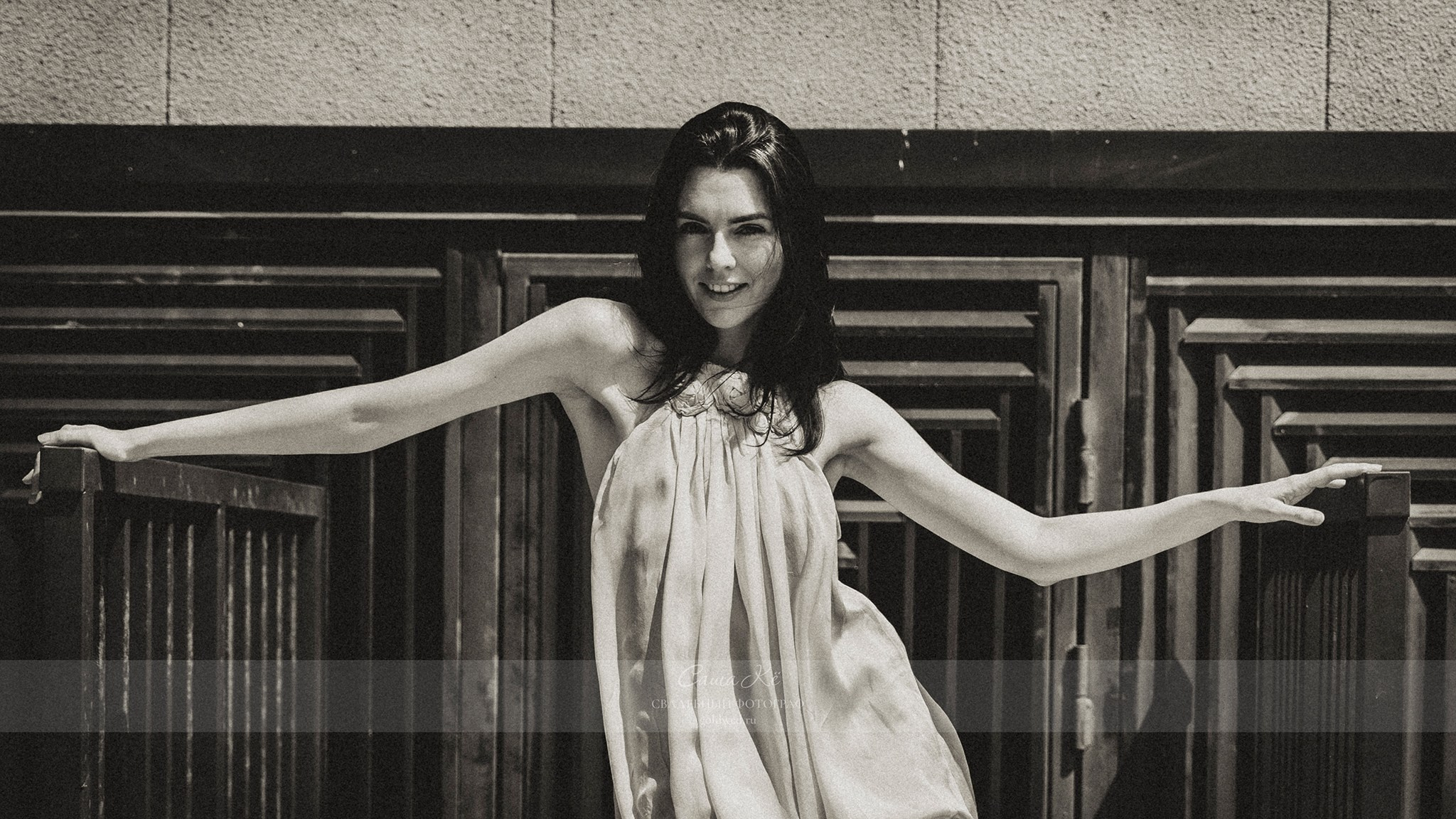 Фэшн фотосъёмка в городской среде, модель движется, прогулка, эмоции, нежность, стильная фотосессия для портфолио. Фотограф Новосибирск Саша Кё.