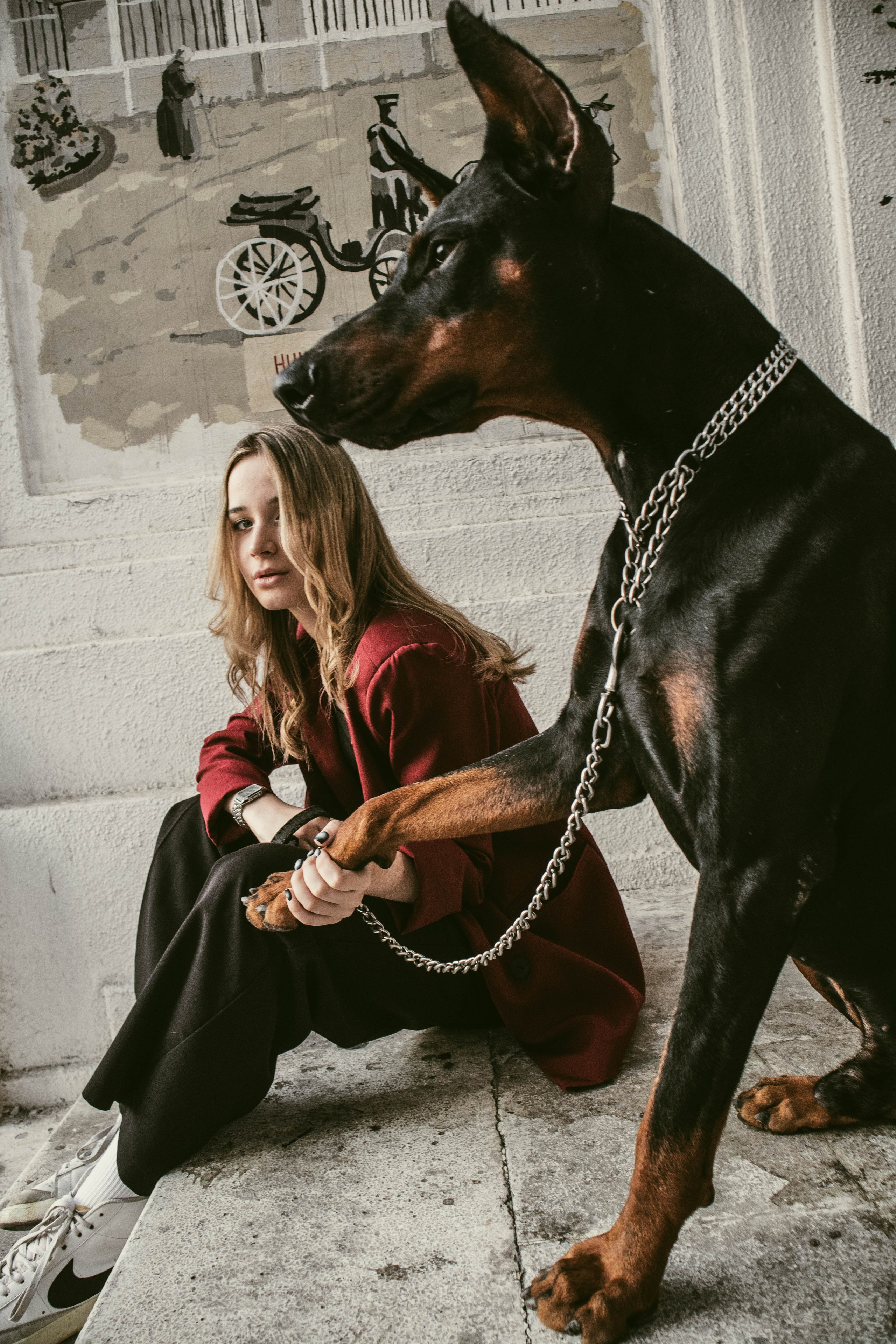 «Жизнь в ритме шага: пара с доберманом». Уличный фотограф Города N