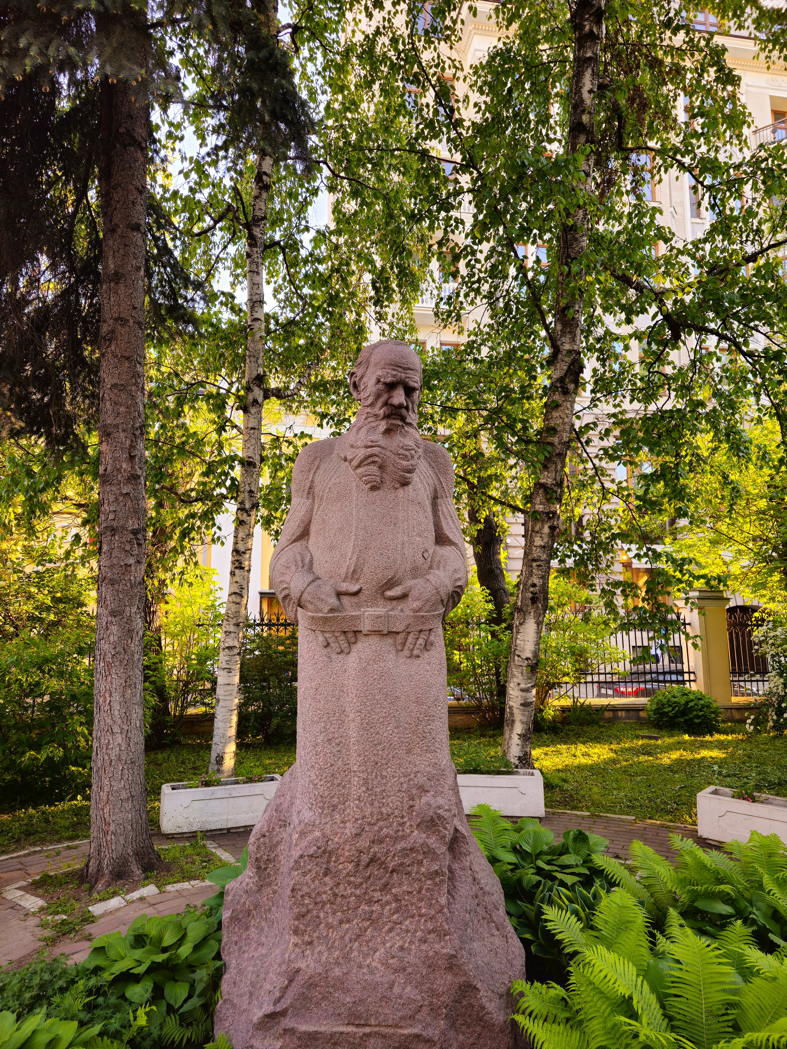Памятник Льву Толстому в Москве во дворе Государственного музея Л. Н. Толстого