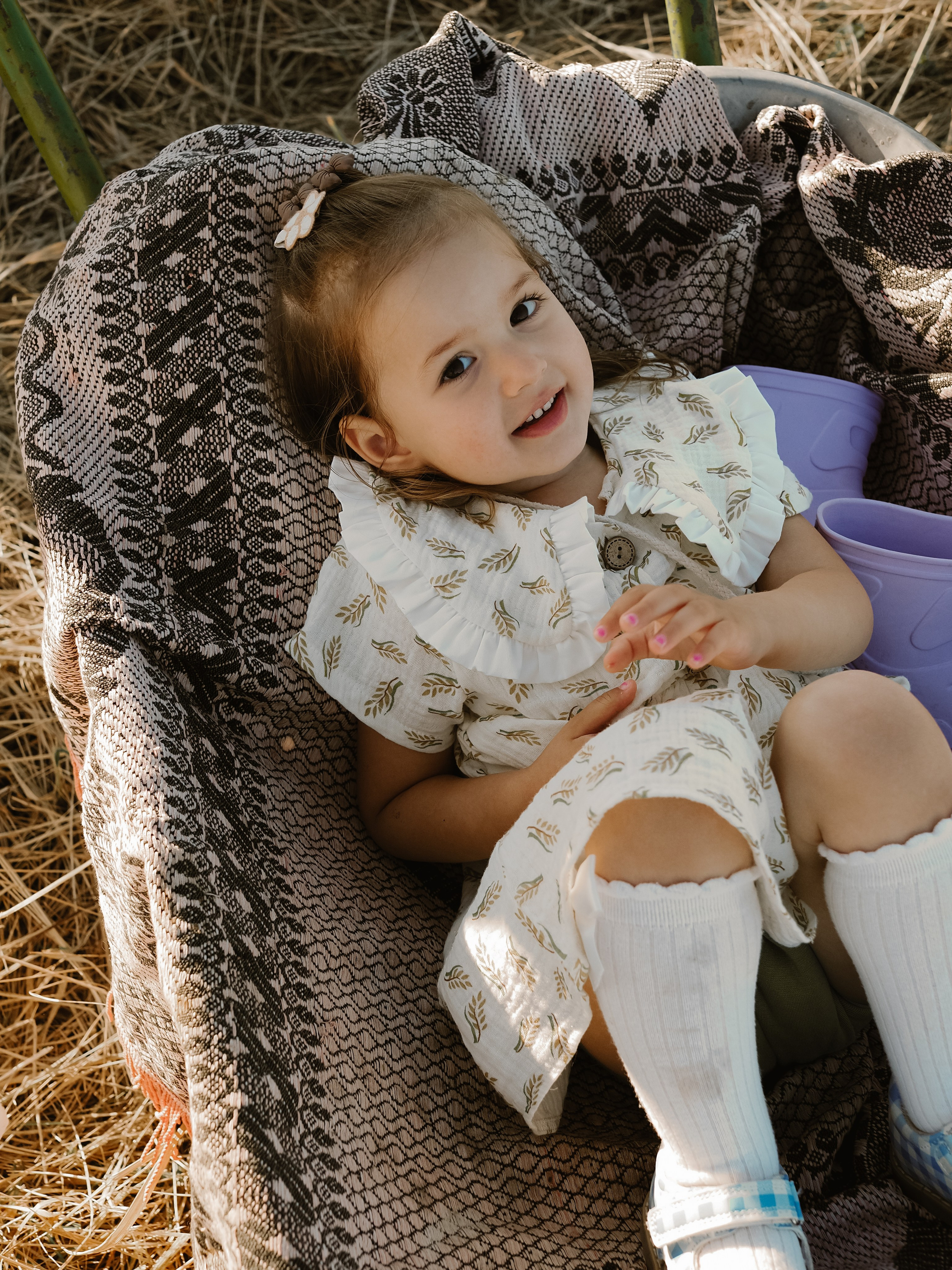 Гоняться по полю на тачке с мамой и папой. Обижаться. Смеяться. Фотограф Рязань. Семейный Свадебный фотограф