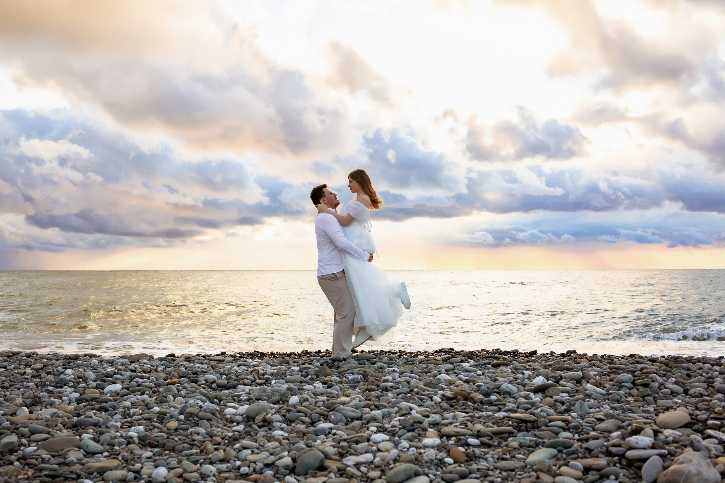 Свадебная фотосессия на закате на берегу моря в Сочи. Фотограф Сочи Адлер. Солькаева Анастасия