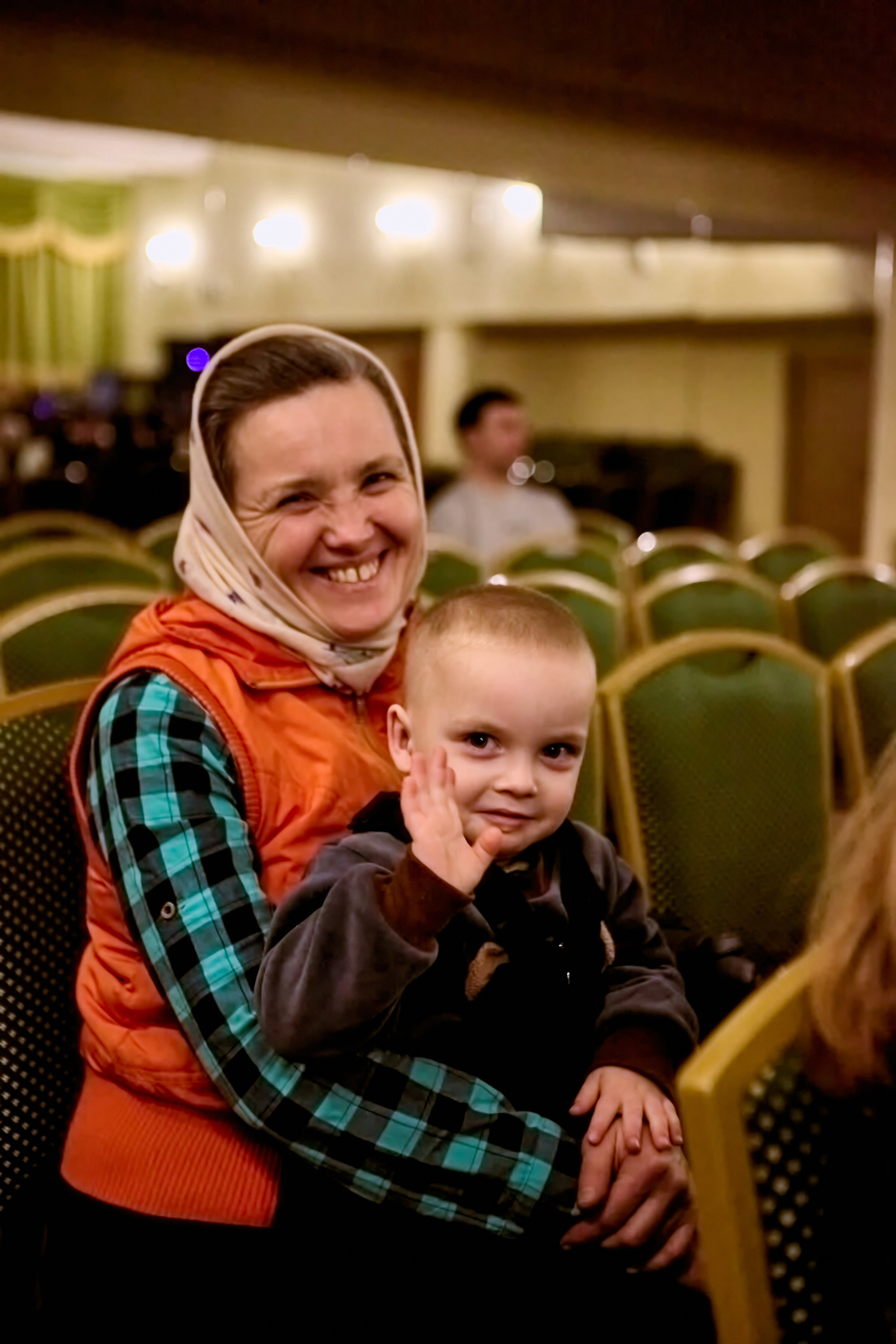 Мама с малышом на премьере представления "Маленький Принц"