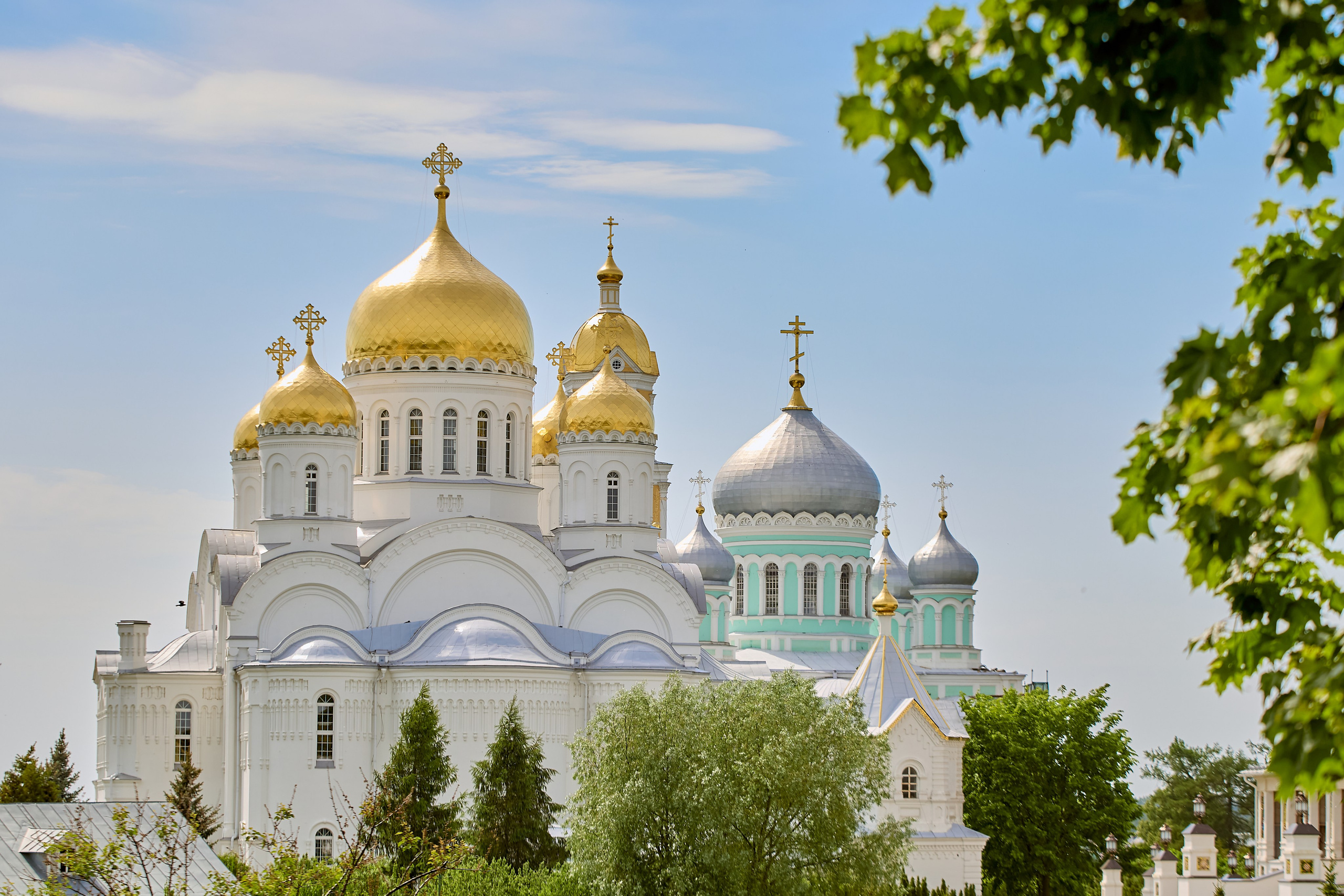 Величественные купола Дивеево, символ духовной мощи России, кадр православного портретного фотографа Николая Голованова, г. Дзержинск.