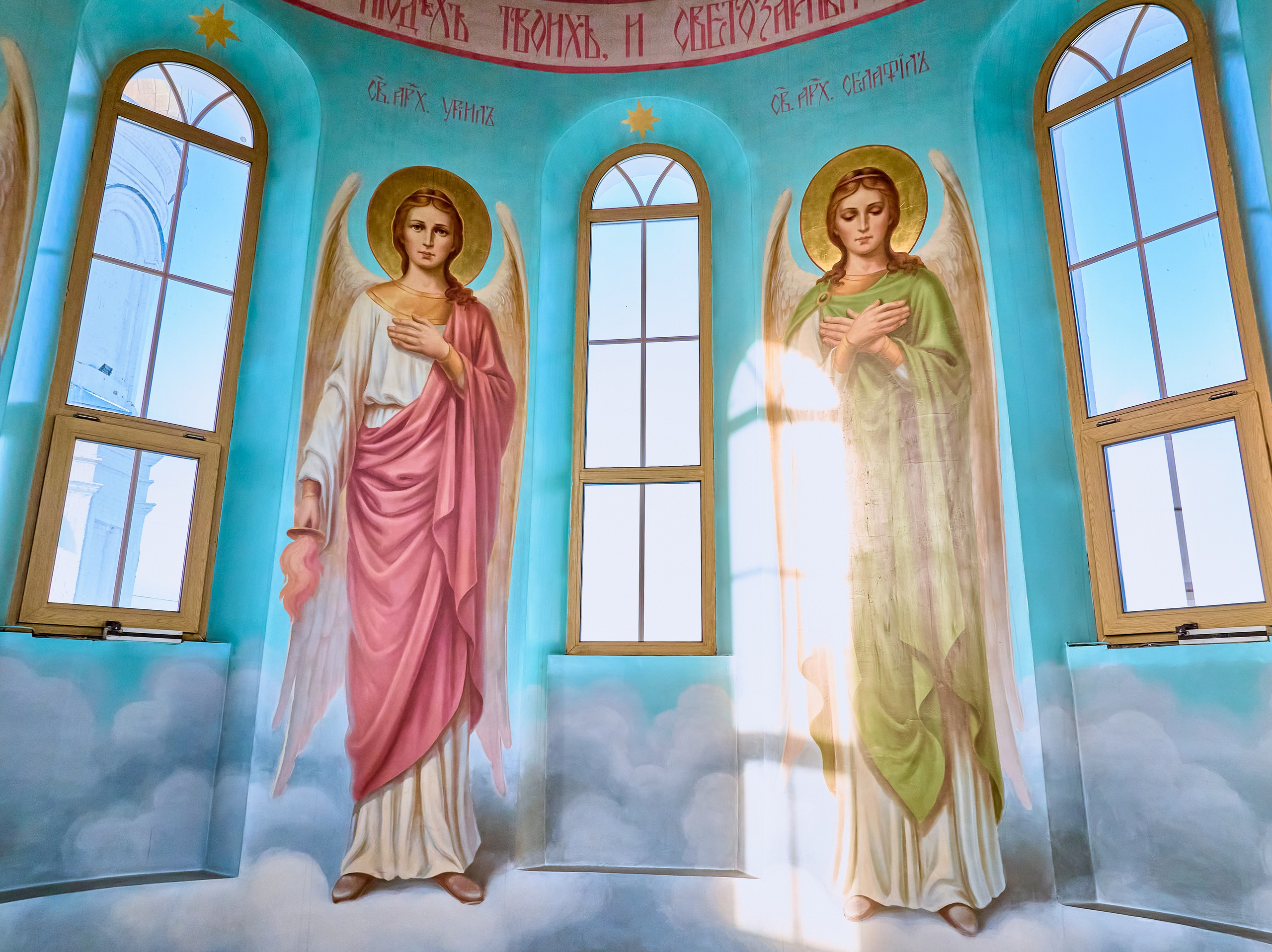 Фрески Архангелов Уриила и Селафиила в барабане купола храма