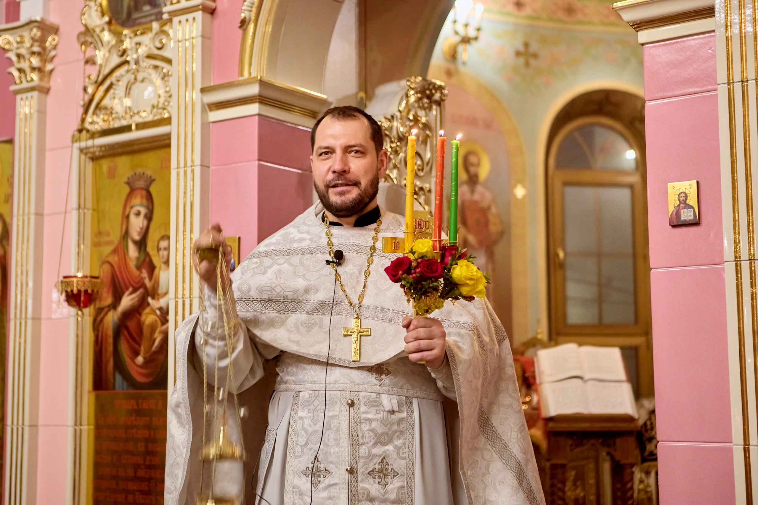 Пасхальная ночная служба. Храм Преп. Серафима Саровского г. Дзержинск. Фото Николая Голованова