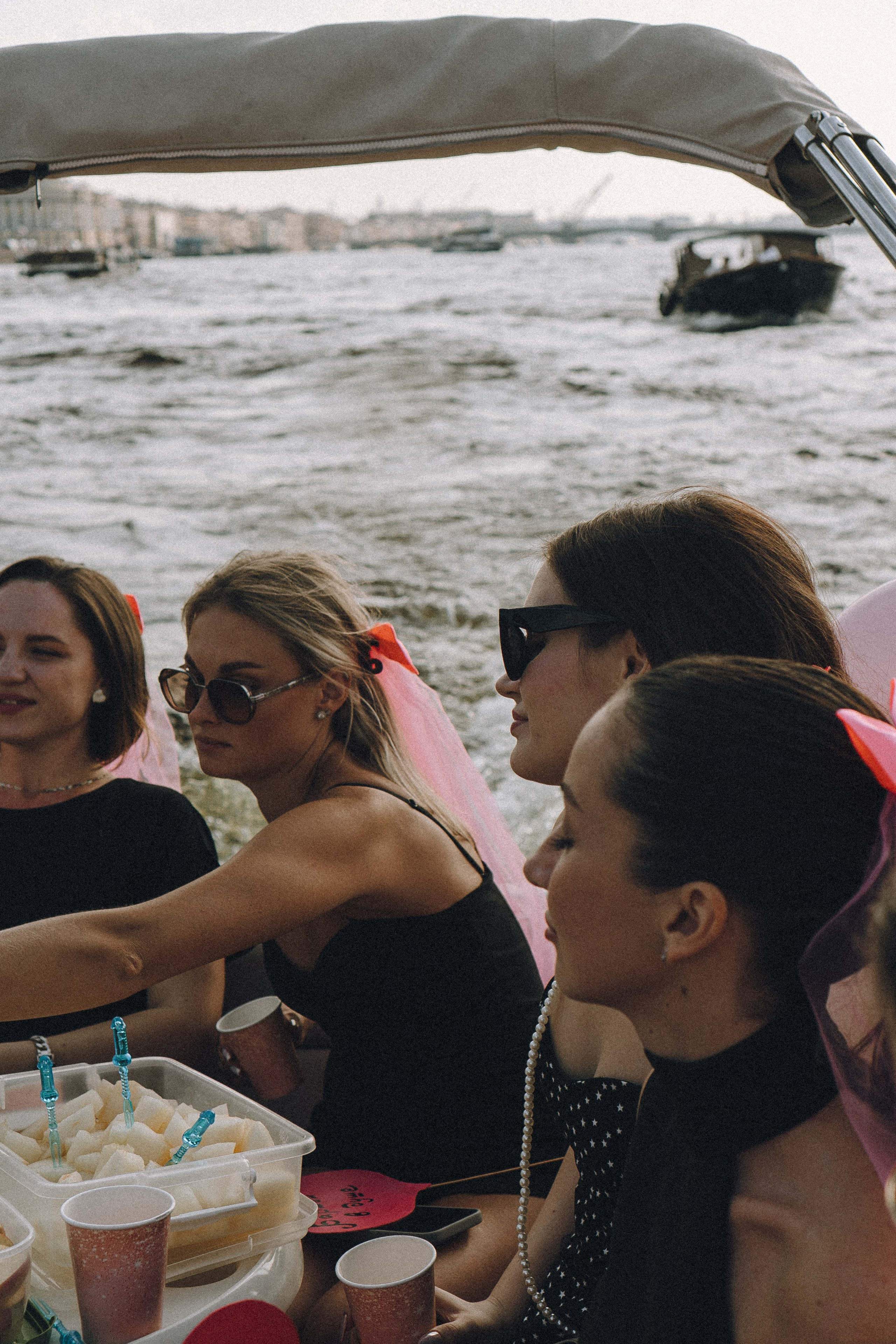 ДЕВИЧНИК НА КАТЕРЕ. Профессиональный фотограф, Санкт-Петербург — Виктория Богомолова