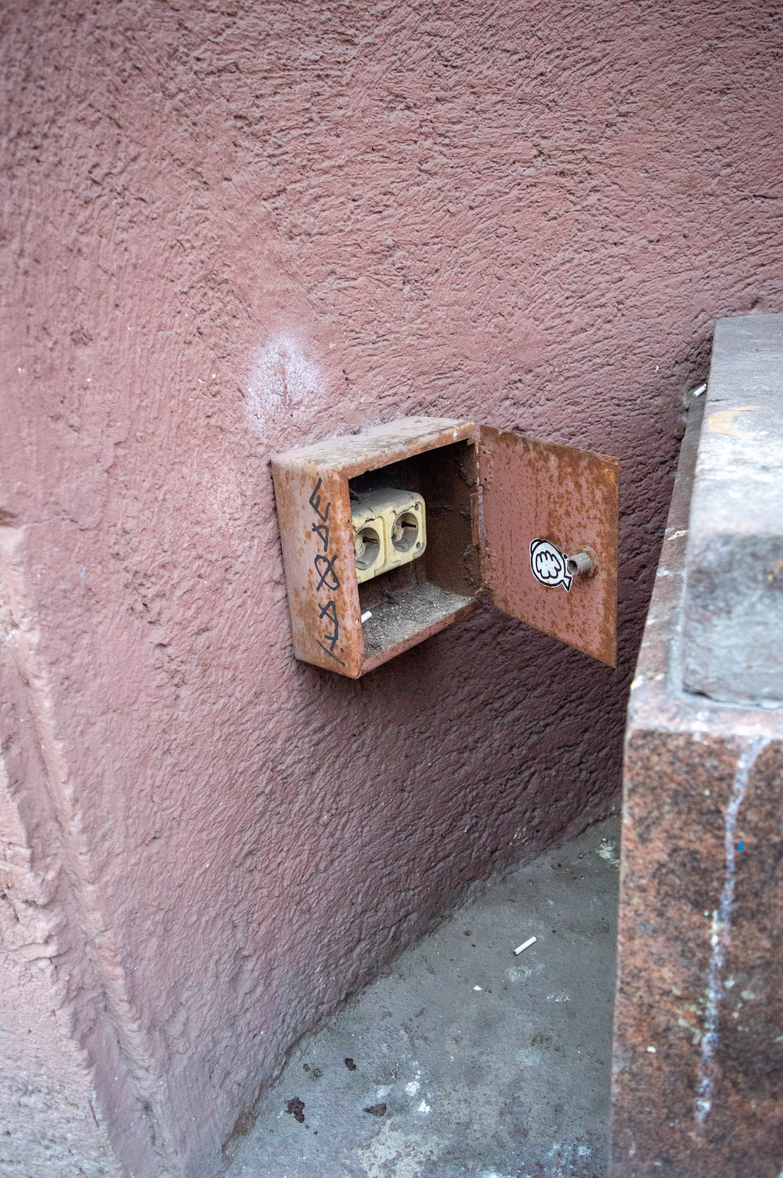 Типология «Стикербомбинг в городе». Фотограф Анастасия Лощакова в Москве