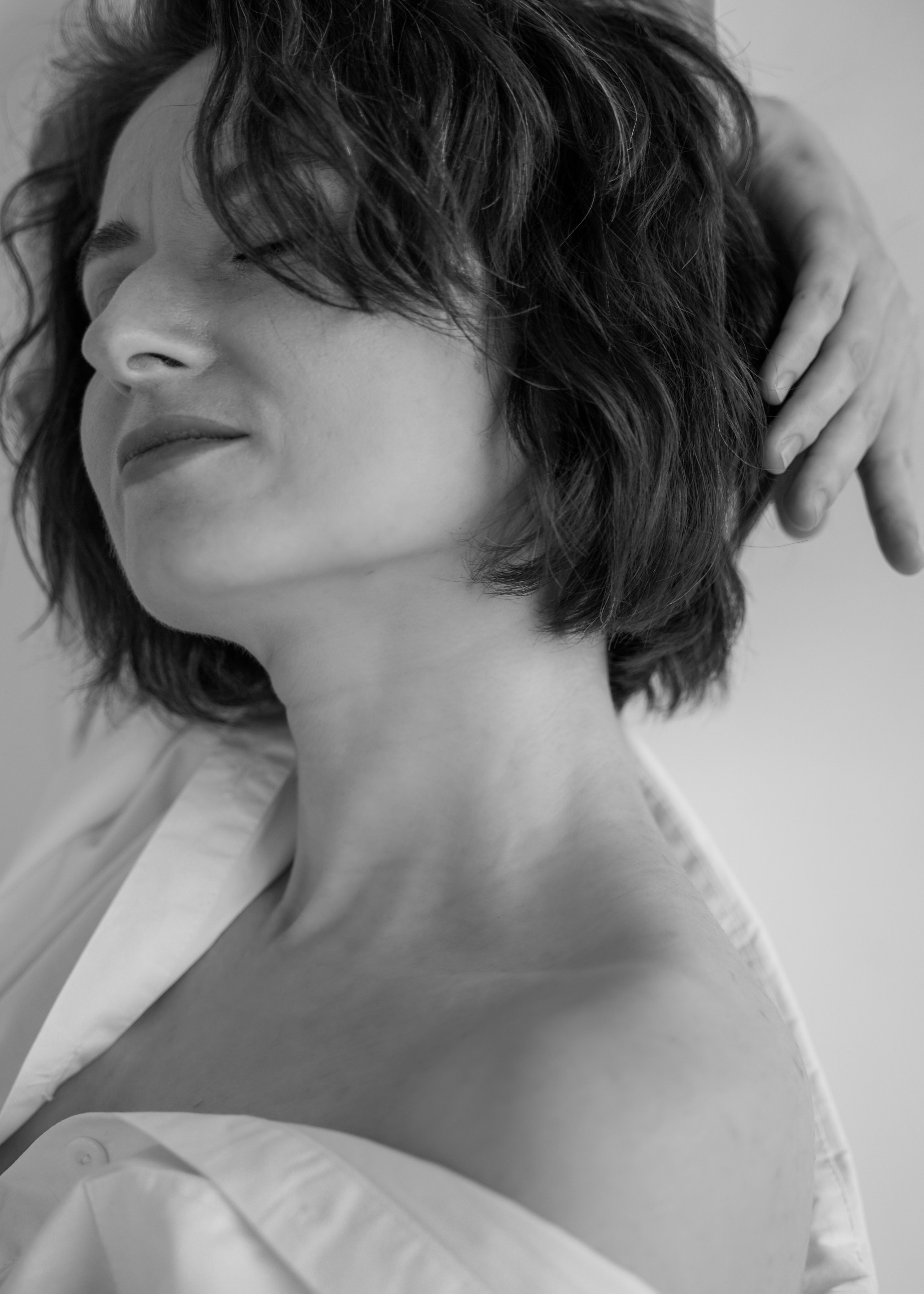 Нежная фотосессия для женщины в светлой студии. Женский фотограф в Красноярске