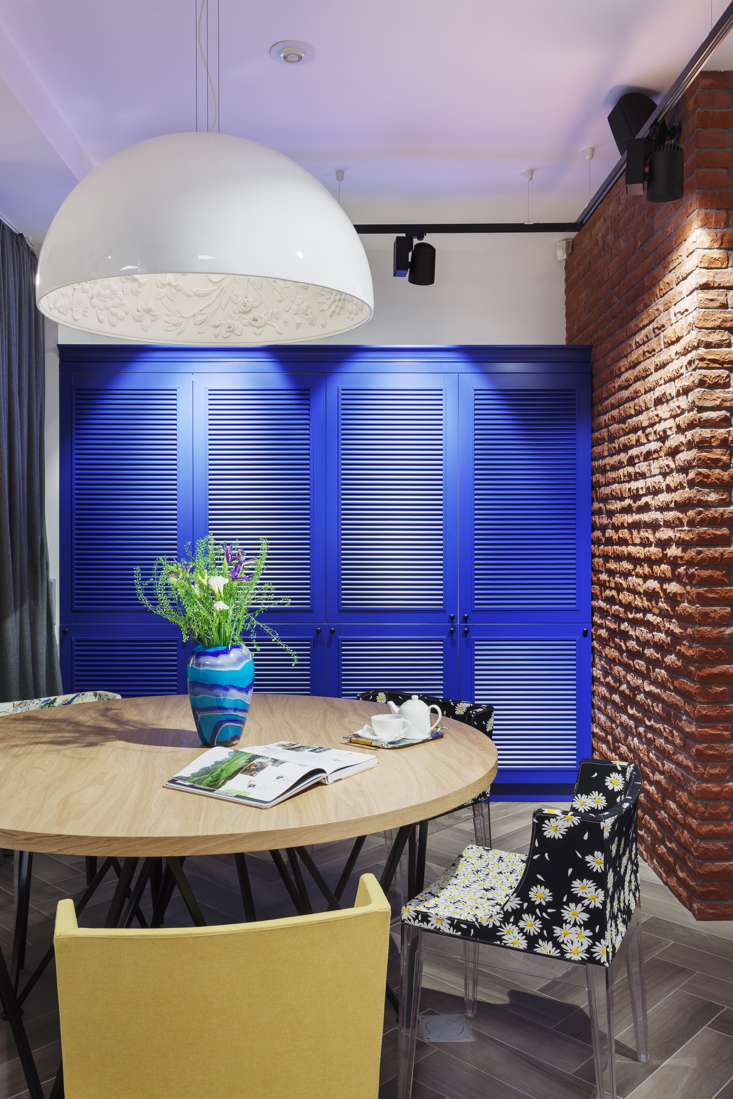 Встроенный шкаф и обеденный стол. Мебель на заказ