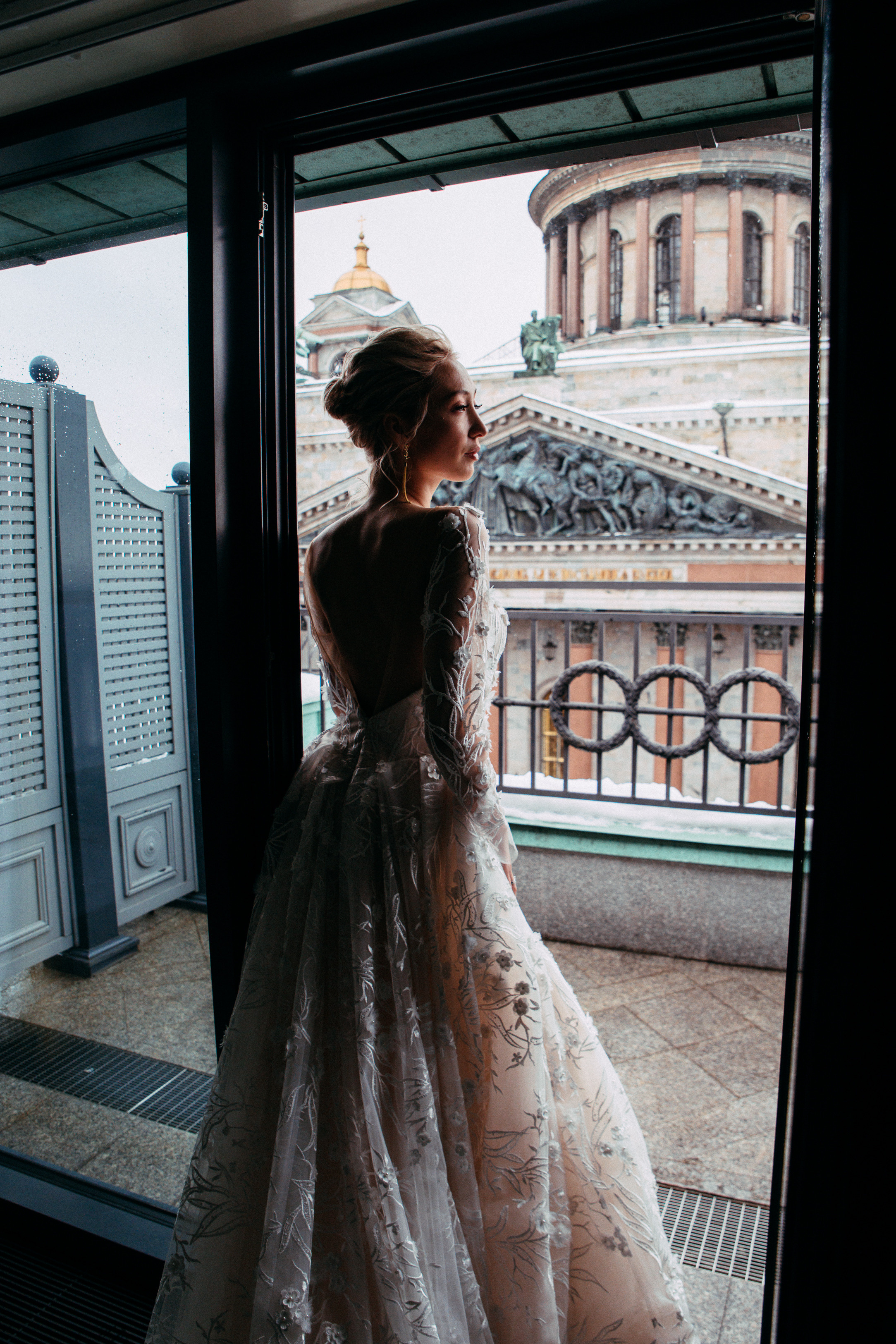 Свадебная фотосъёмка в отеле Four Seasons Lion. Свадебный фотограф и видеограф — Сергей и Дарья