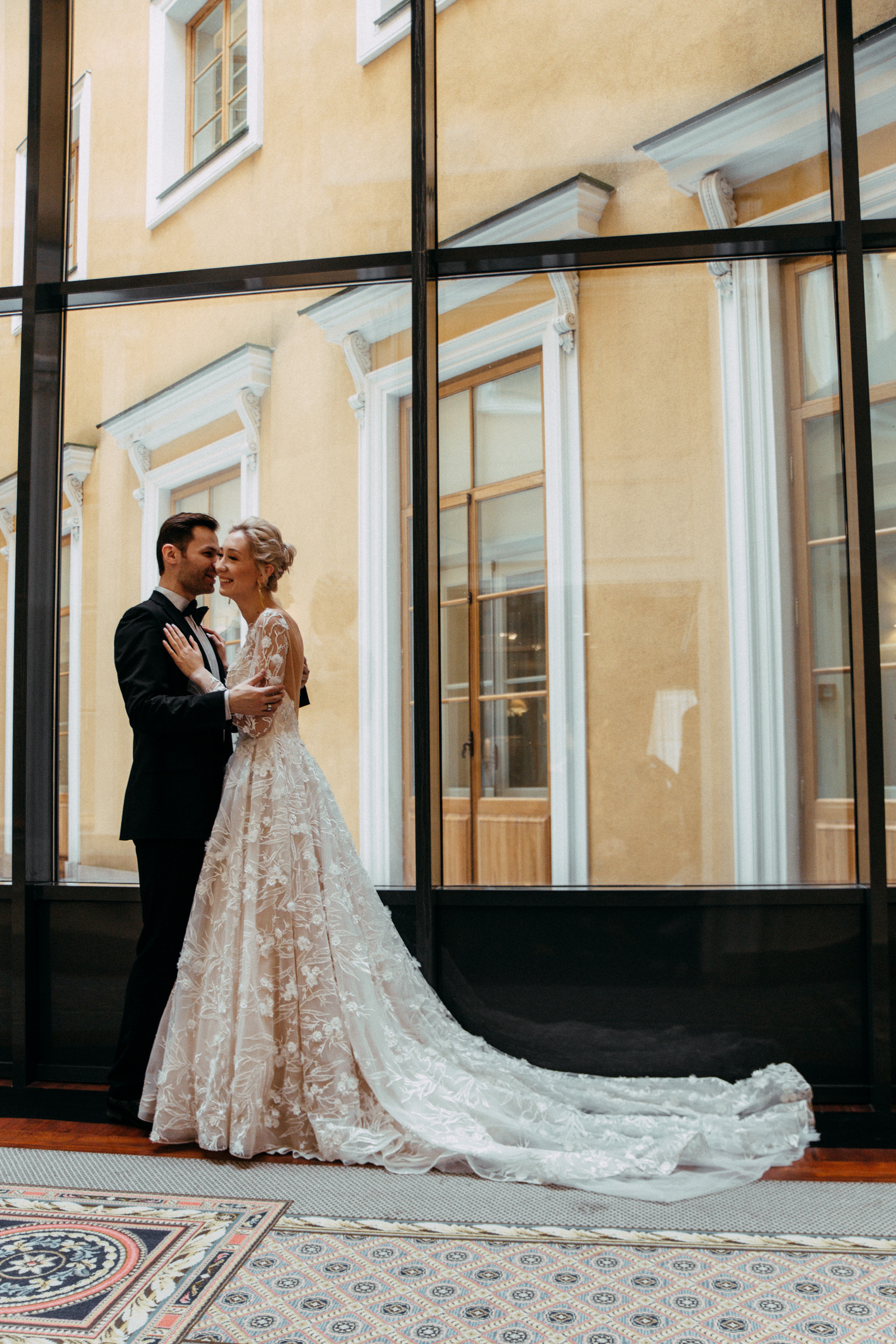 Свадебная фотосъёмка в отеле Four Seasons Lion. Свадебный фотограф и видеограф — Сергей и Дарья