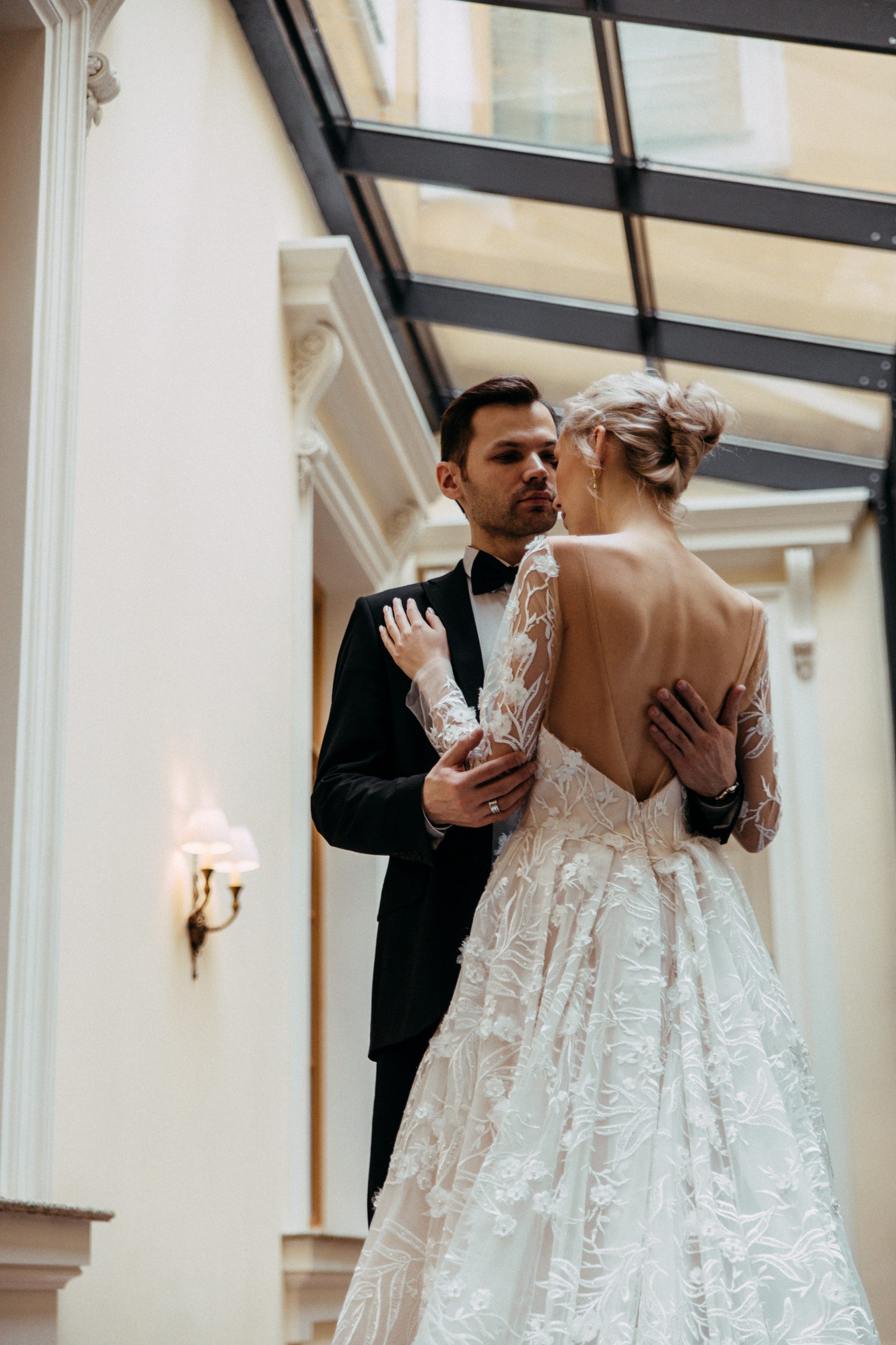 Свадебная фотосъёмка в отеле Four Seasons Lion. Свадебный фотограф и видеограф — Сергей и Дарья