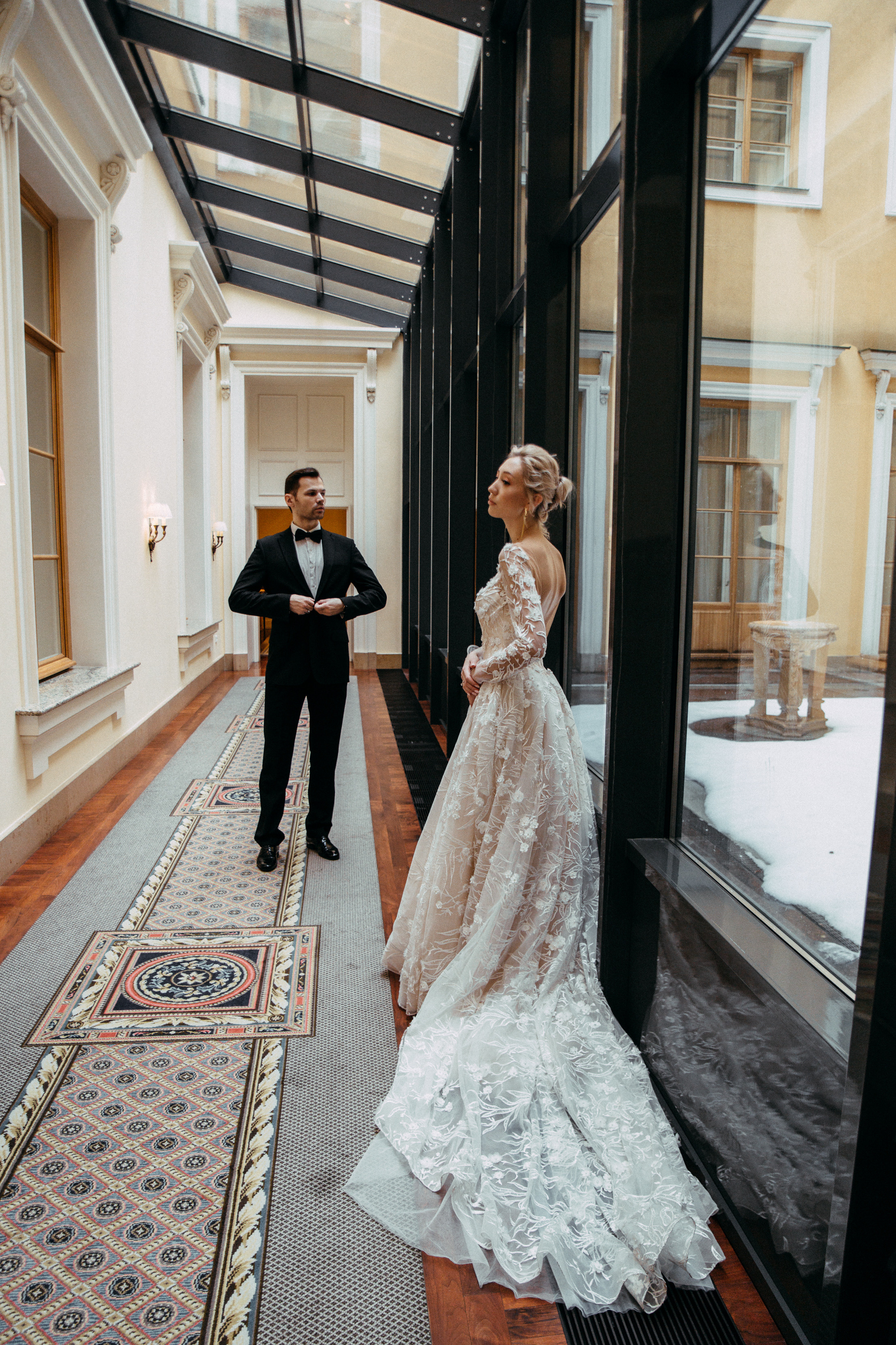 Свадебная фотосъёмка в отеле Four Seasons Lion. Свадебный фотограф и видеограф — Сергей и Дарья