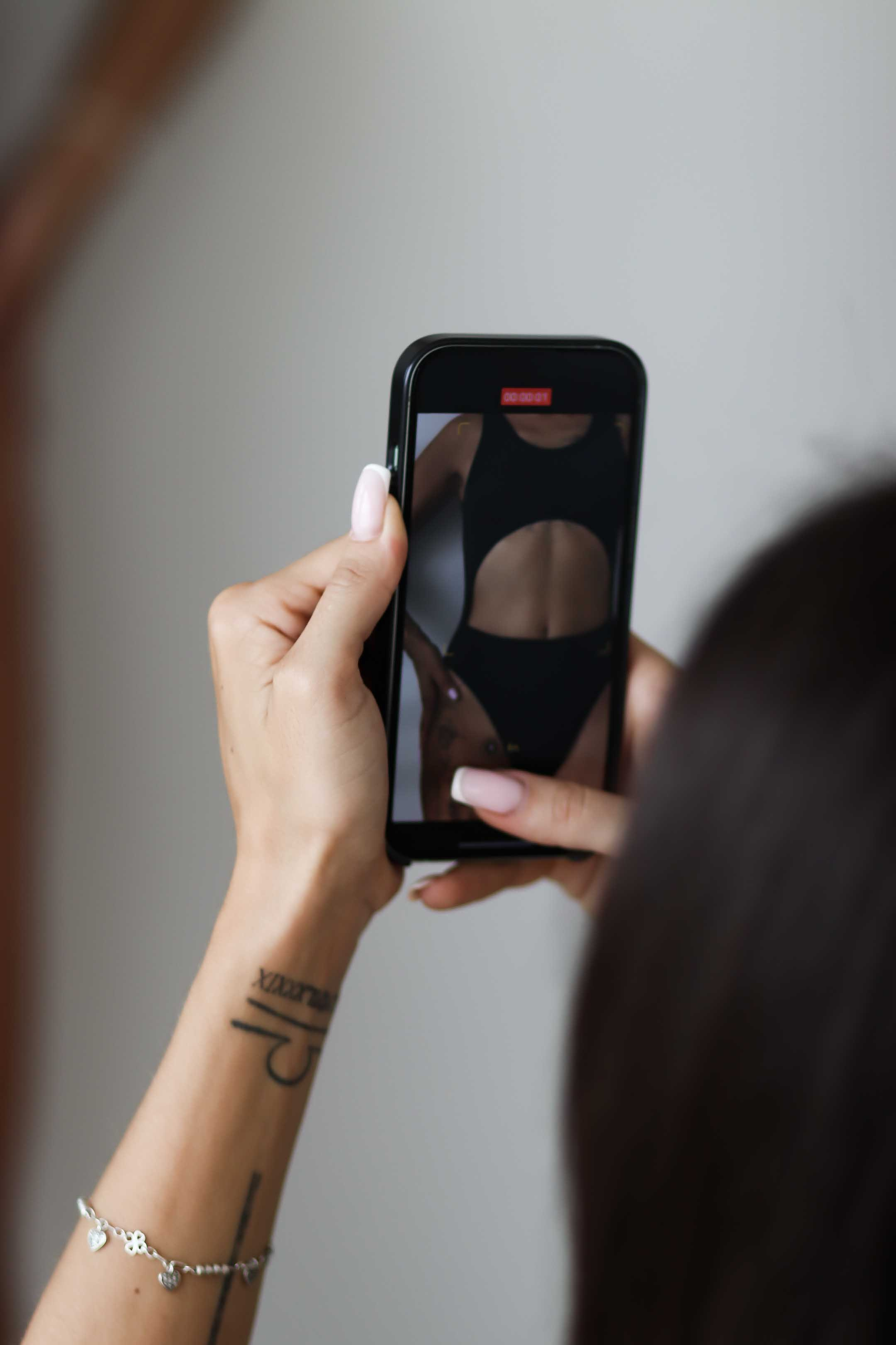 Коллекция купальников бикини. Фотограф на Шри-Ланке