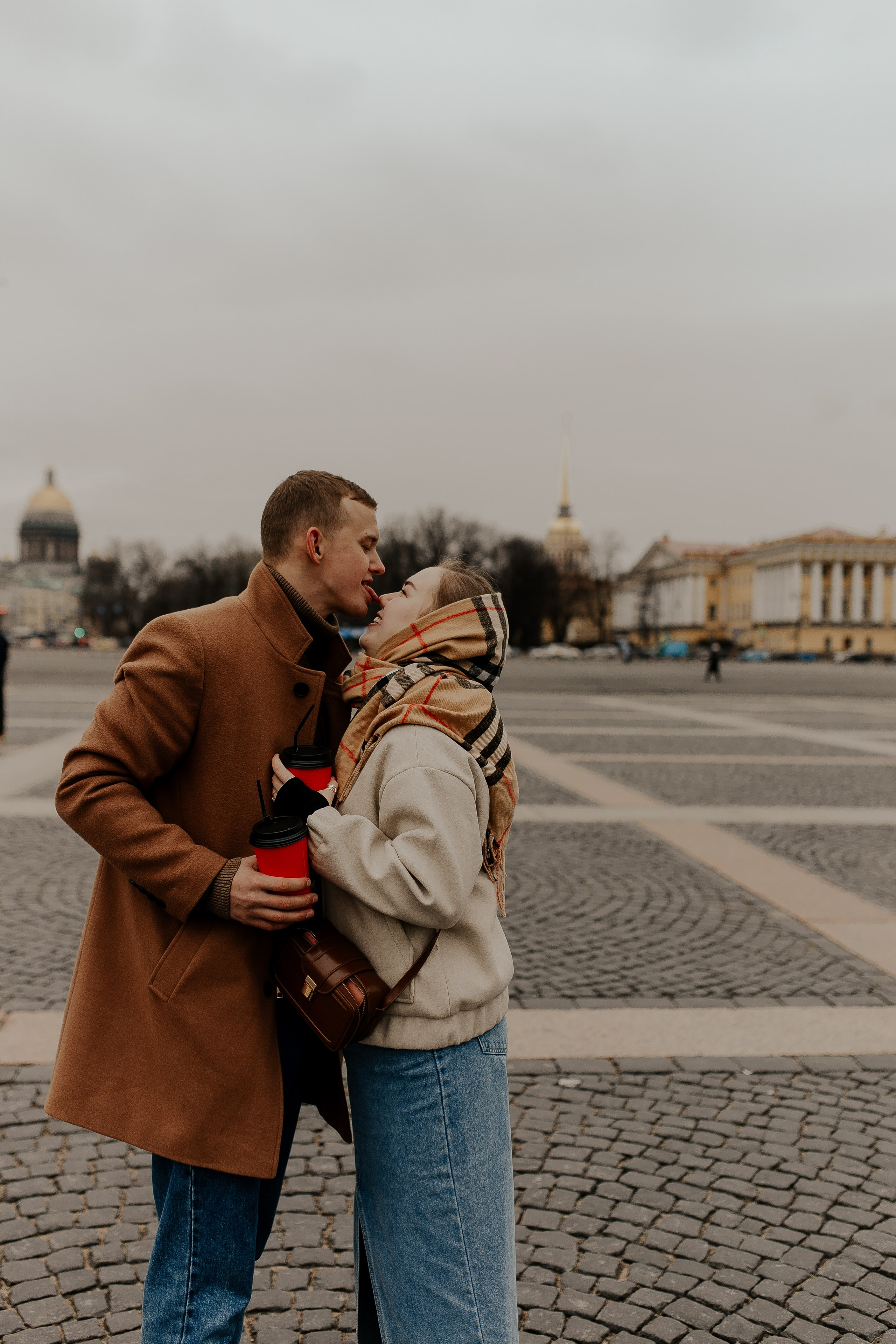 Пара гуляет по Петербургу. Фотограф в Санкт-Петербурге Лиза Семченкова