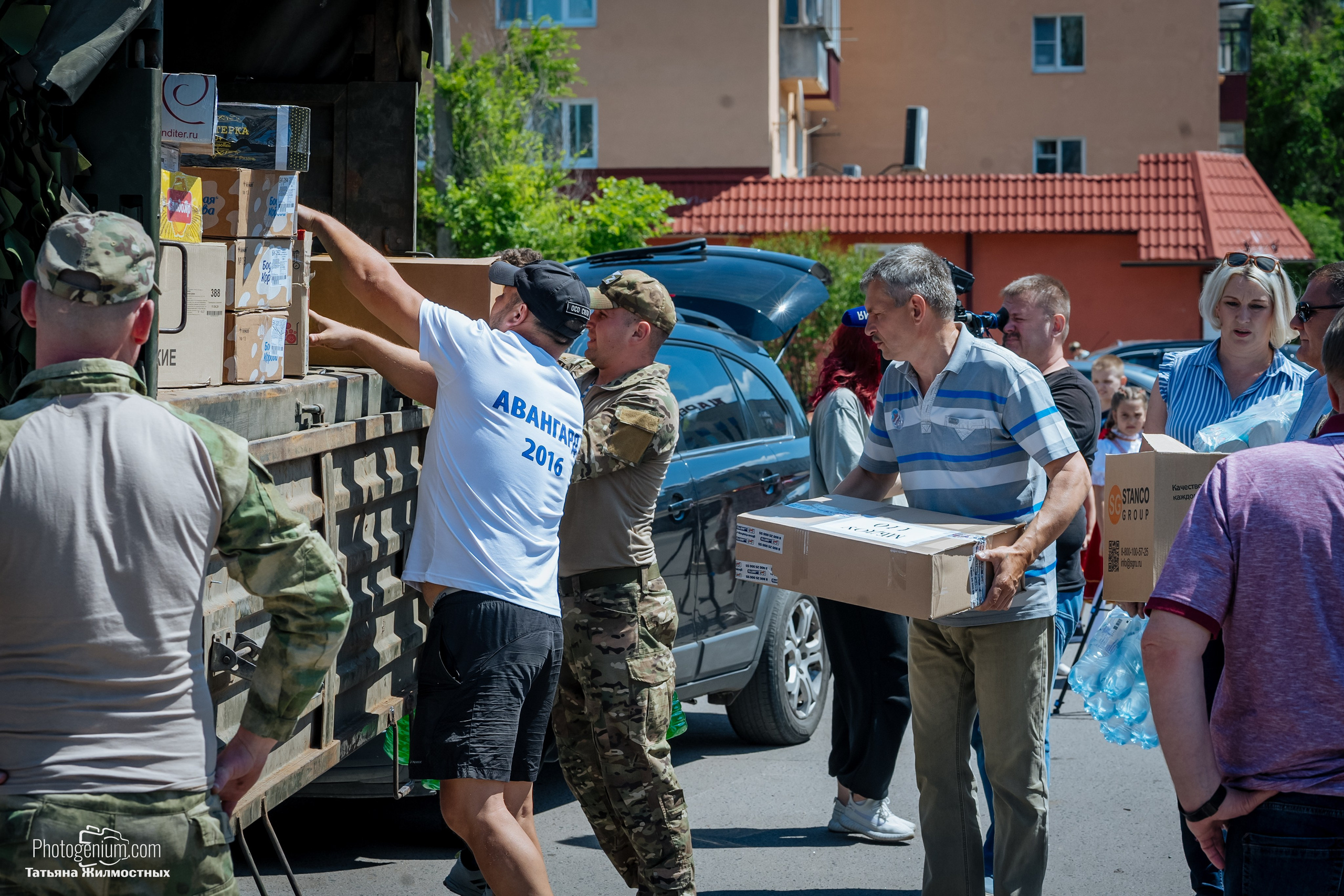 8 июня «Патриоты из Курска» сбор гуманитарной помощи у кинотеатра «Родина». Фотограф Нижний Новгород Татьяна Кейод