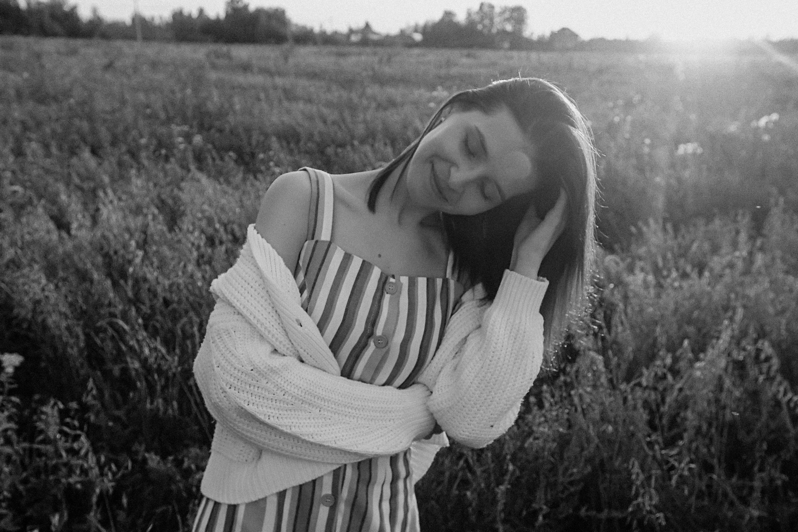 Поле love story на закате. Семейный фотограф Тюмень, фотограф на роды Салмина Мария