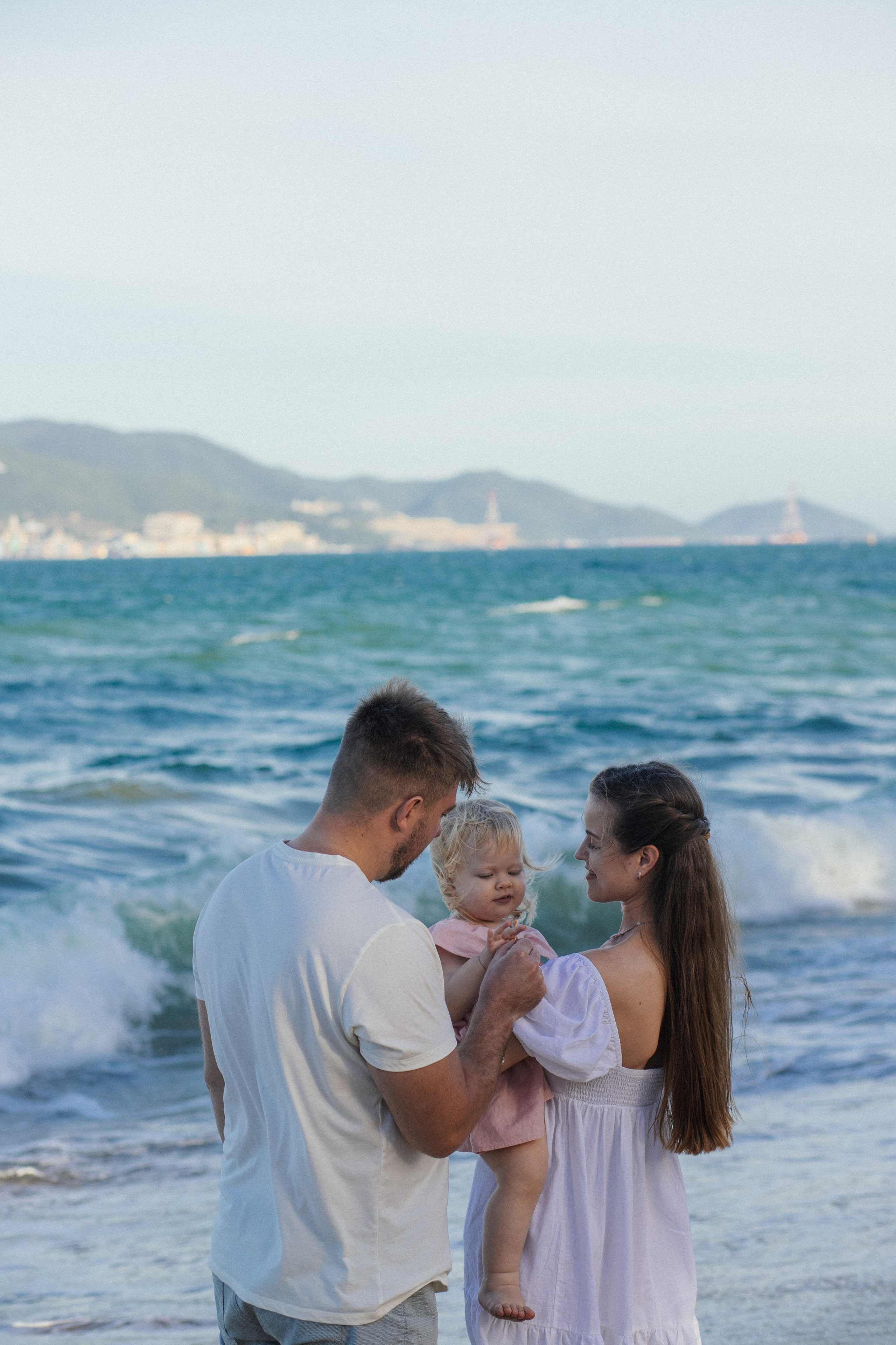 Вика и Влад с Соней на пляже. Главная