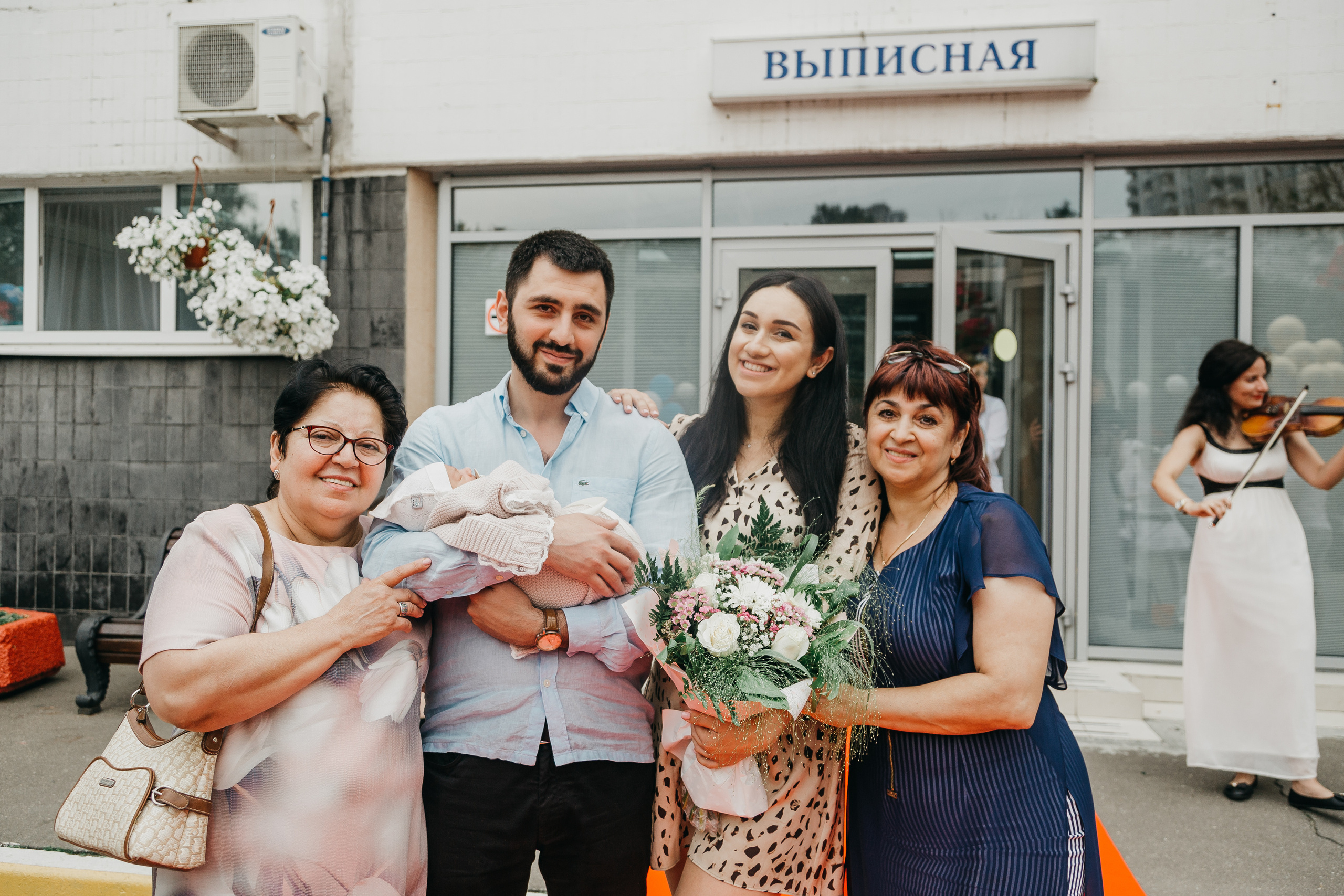 Выписка из роддома. Фотограф Никита Комаров