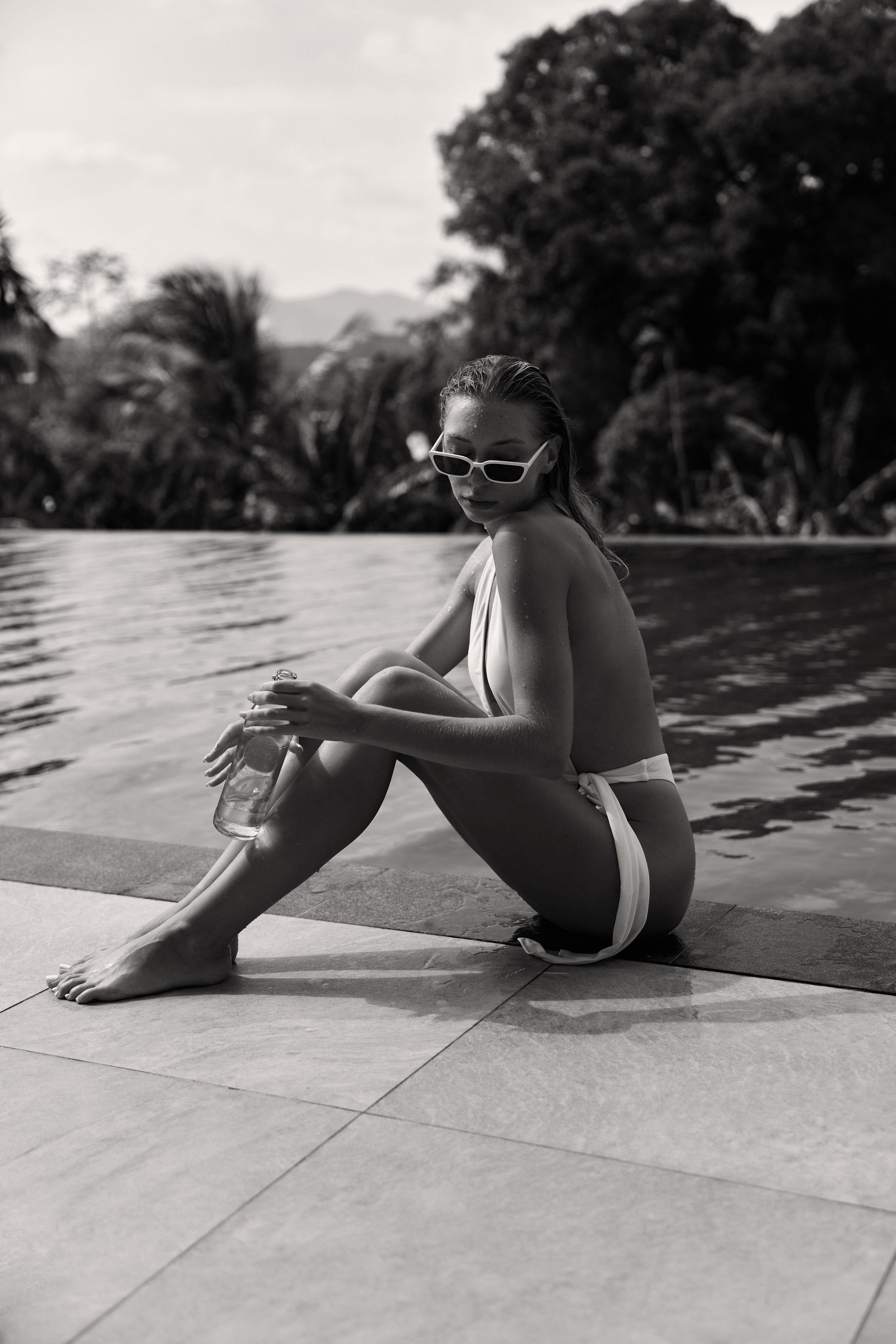 девушка у бассейна