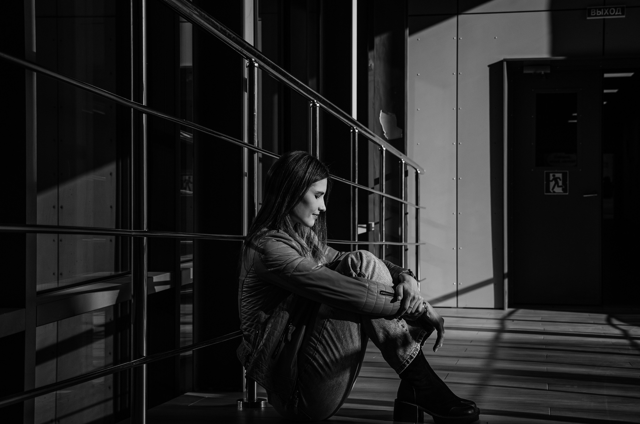 Мини-фотосерия в стеклянном переходе. Портретный и репортажный фотограф в Санкт-Петербурге Варвара Жукова