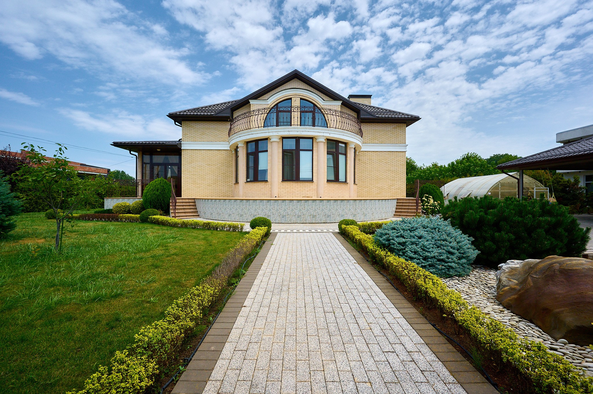 двухэтажный дом с бежевыми кирпичными стенами 