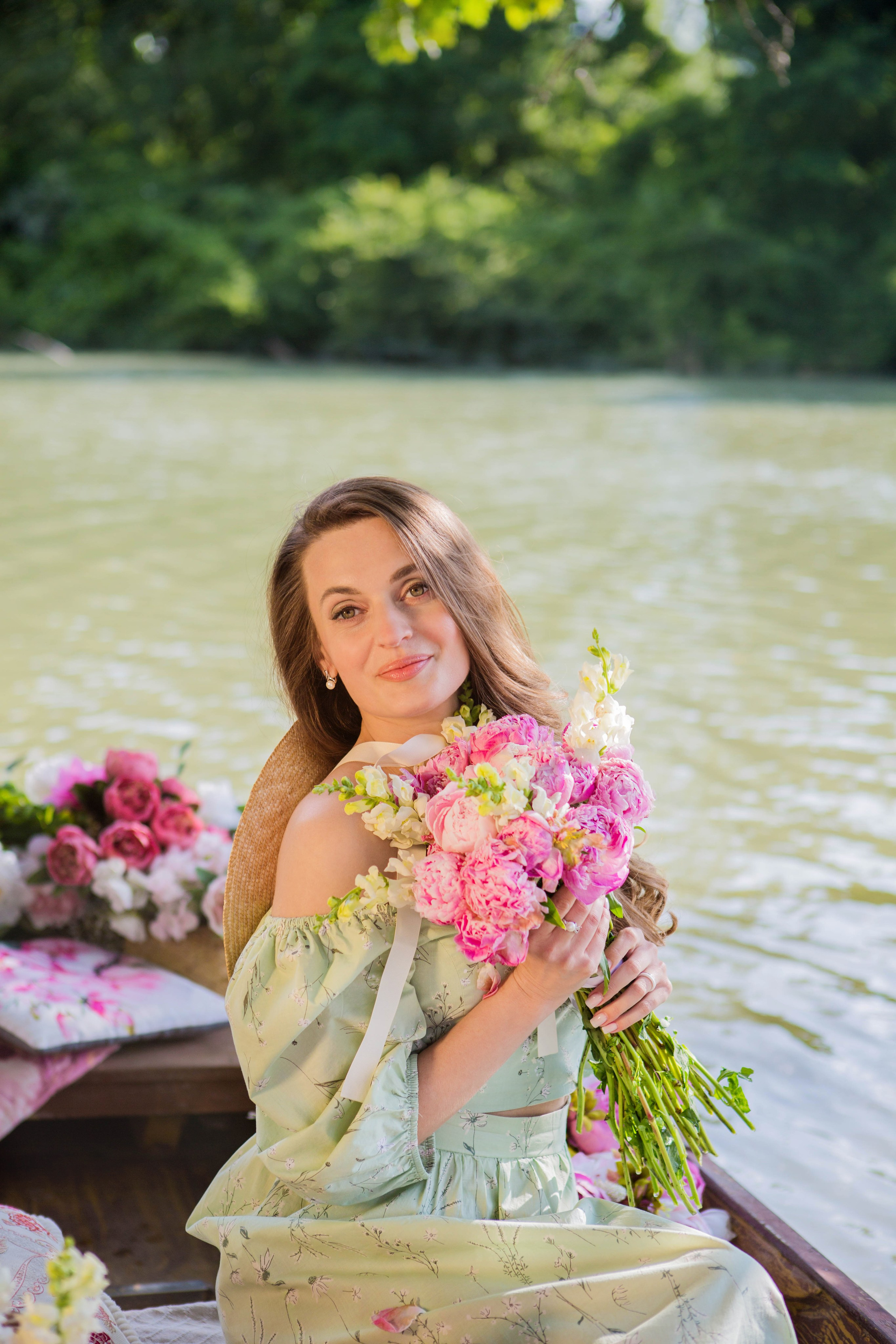 Лодка с пионами. Свадебный семейный и детский фотограф в Краснодаре Карина Федоровская