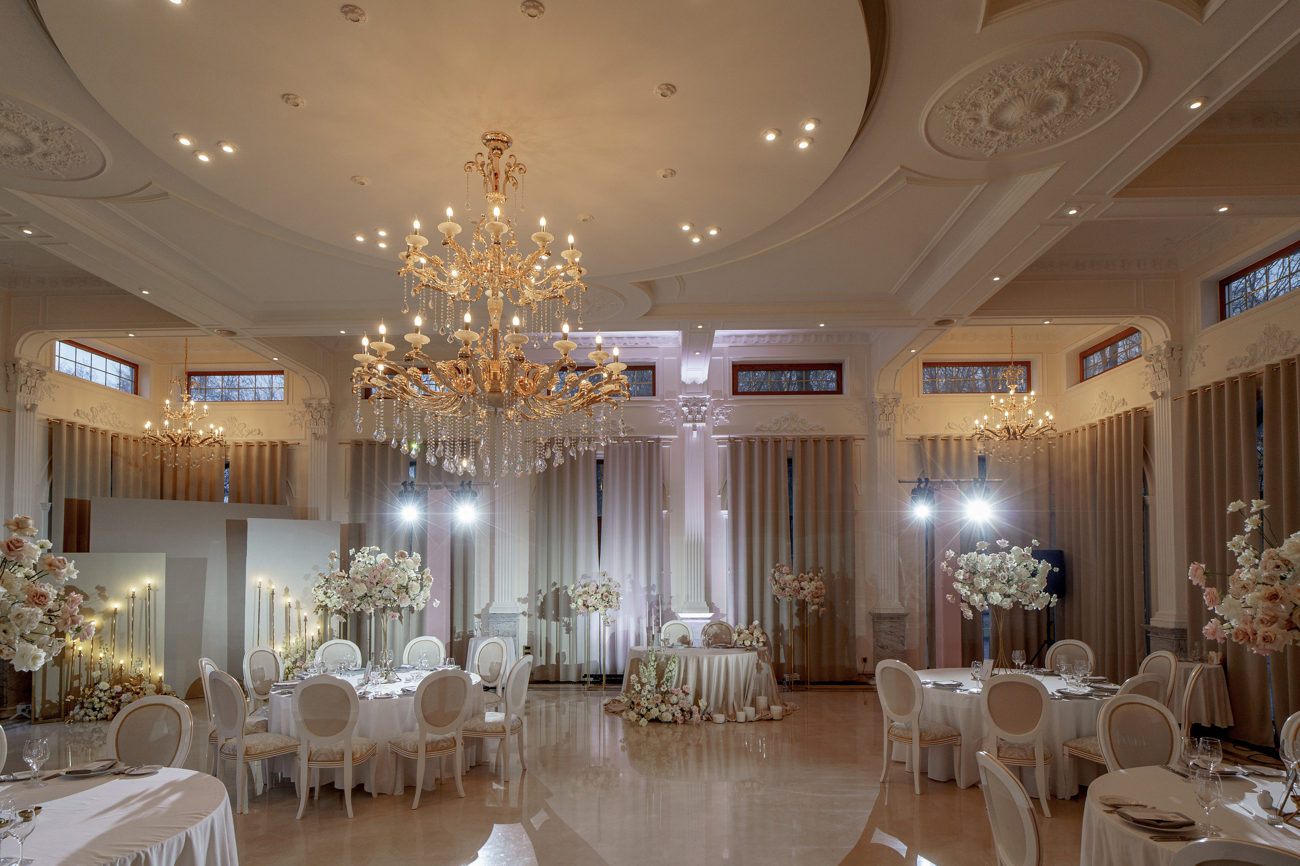 Свадебный декор в ресторане Romanoff`s. Фотограф Макс Меш