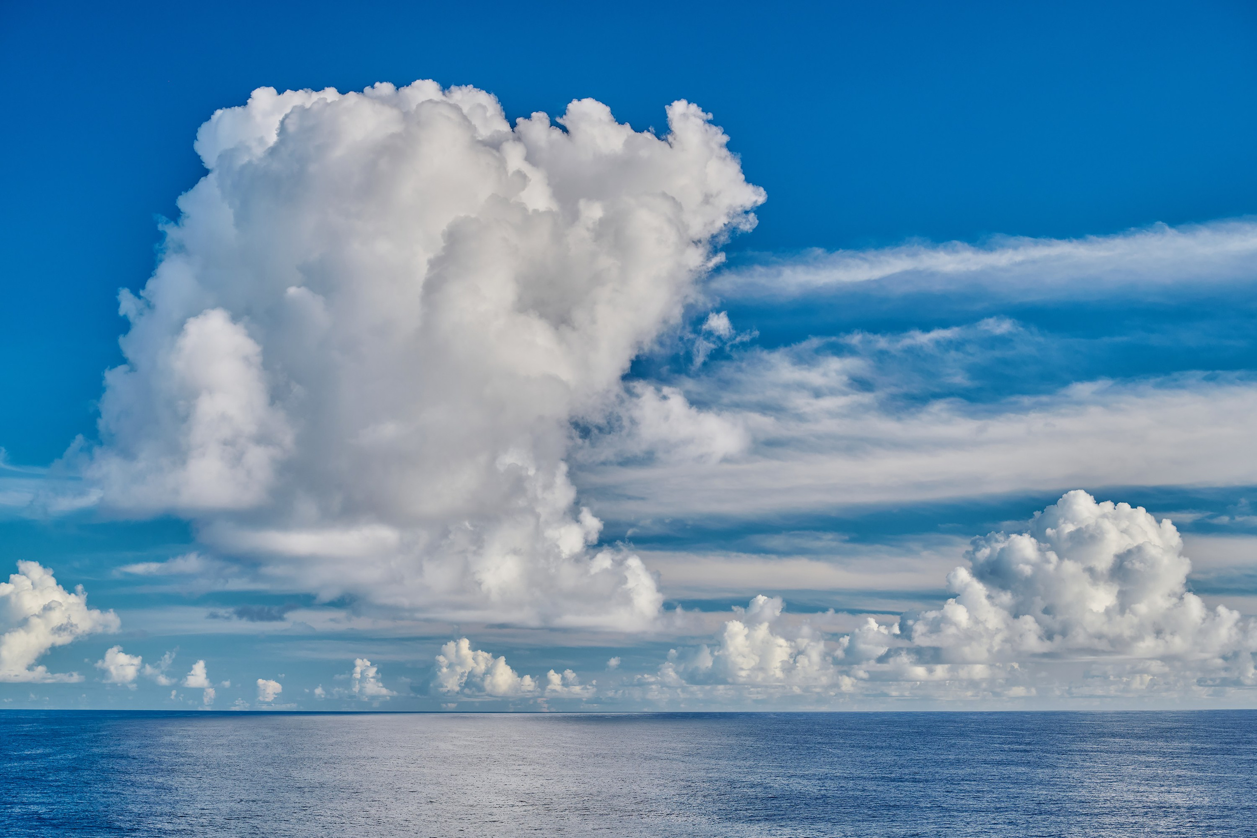 Облака над океаном