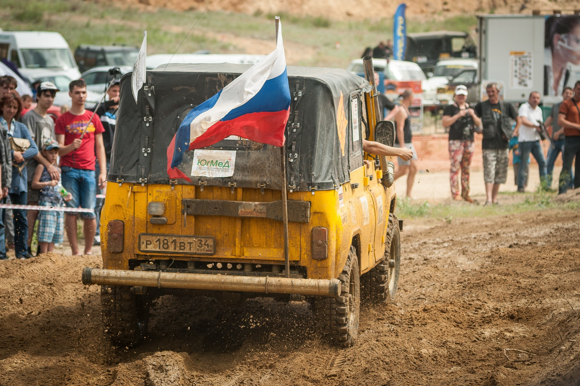 Жёлтый УАЗик с российским флагом