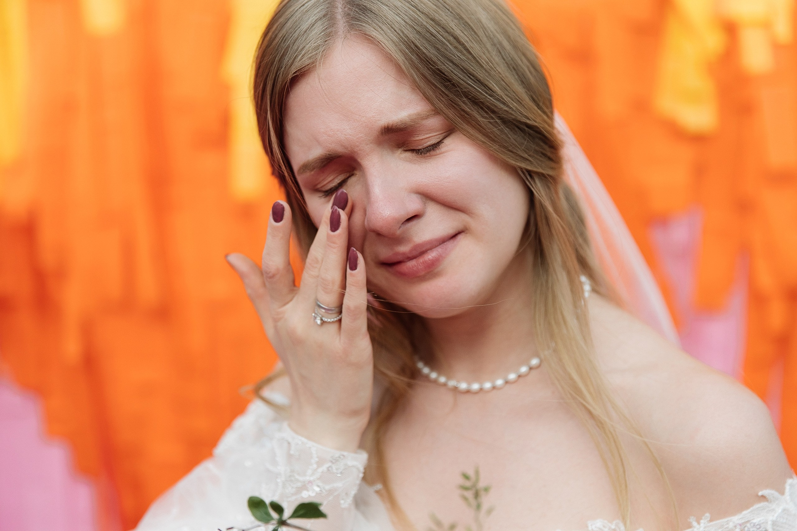 HOLDING_OUT_OF_THE_HERO. Wedding photographer in Europe