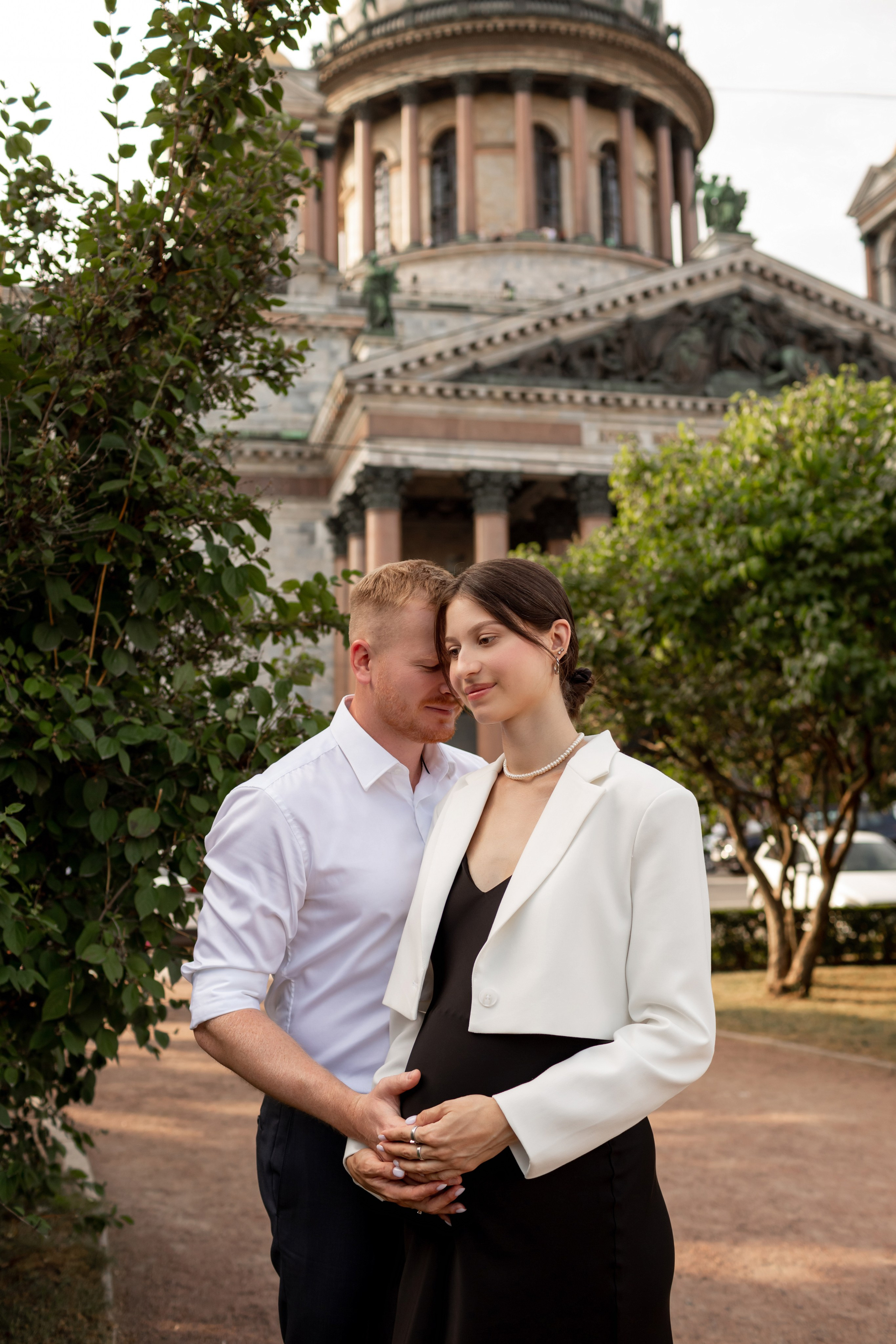 Фотосессия беременной в центре спб у Исаакиевского собора.