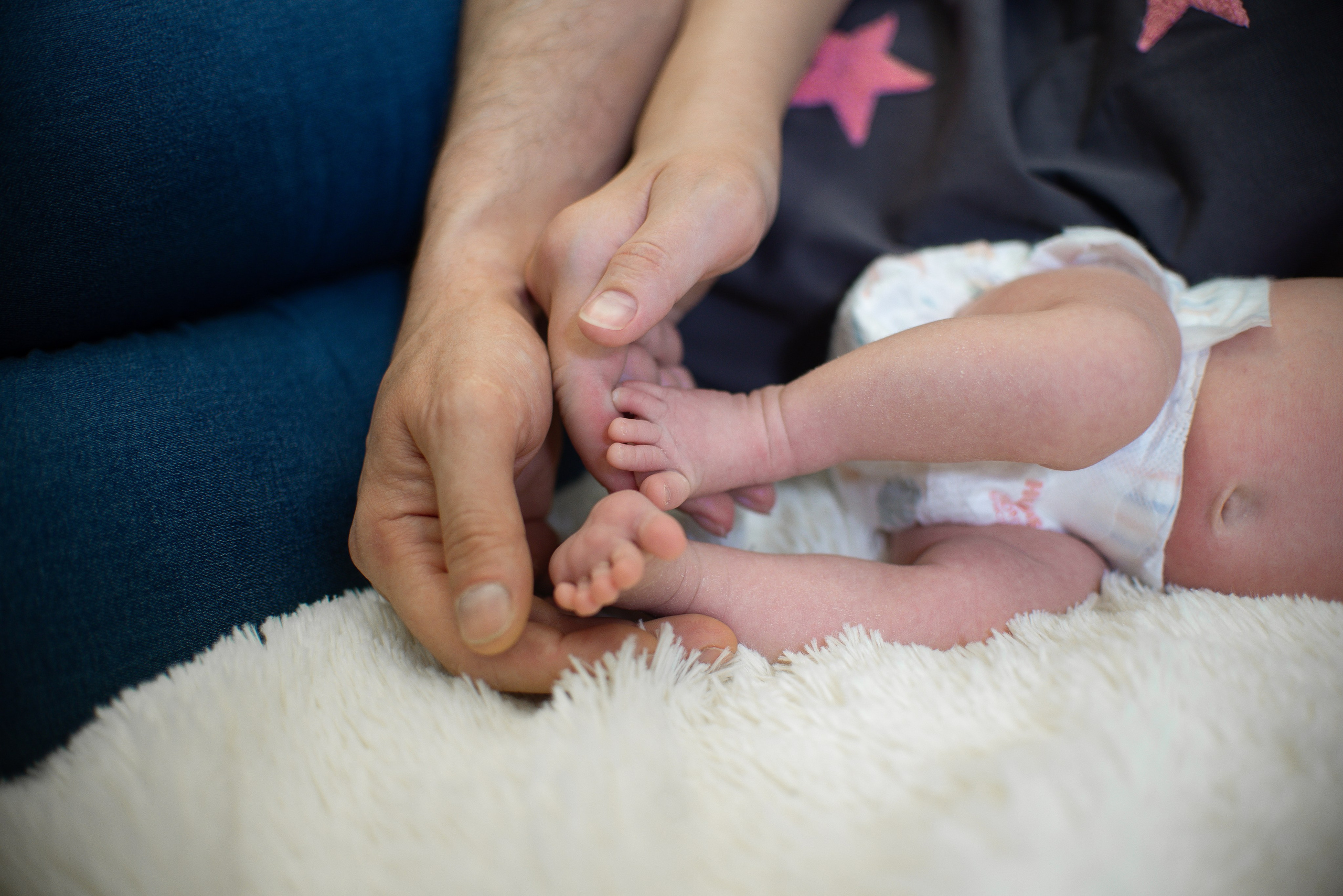Крошка Манэ дома с родителями. Семейный фотограф на выписку из роддома и крещение Минск Настя Гришук
