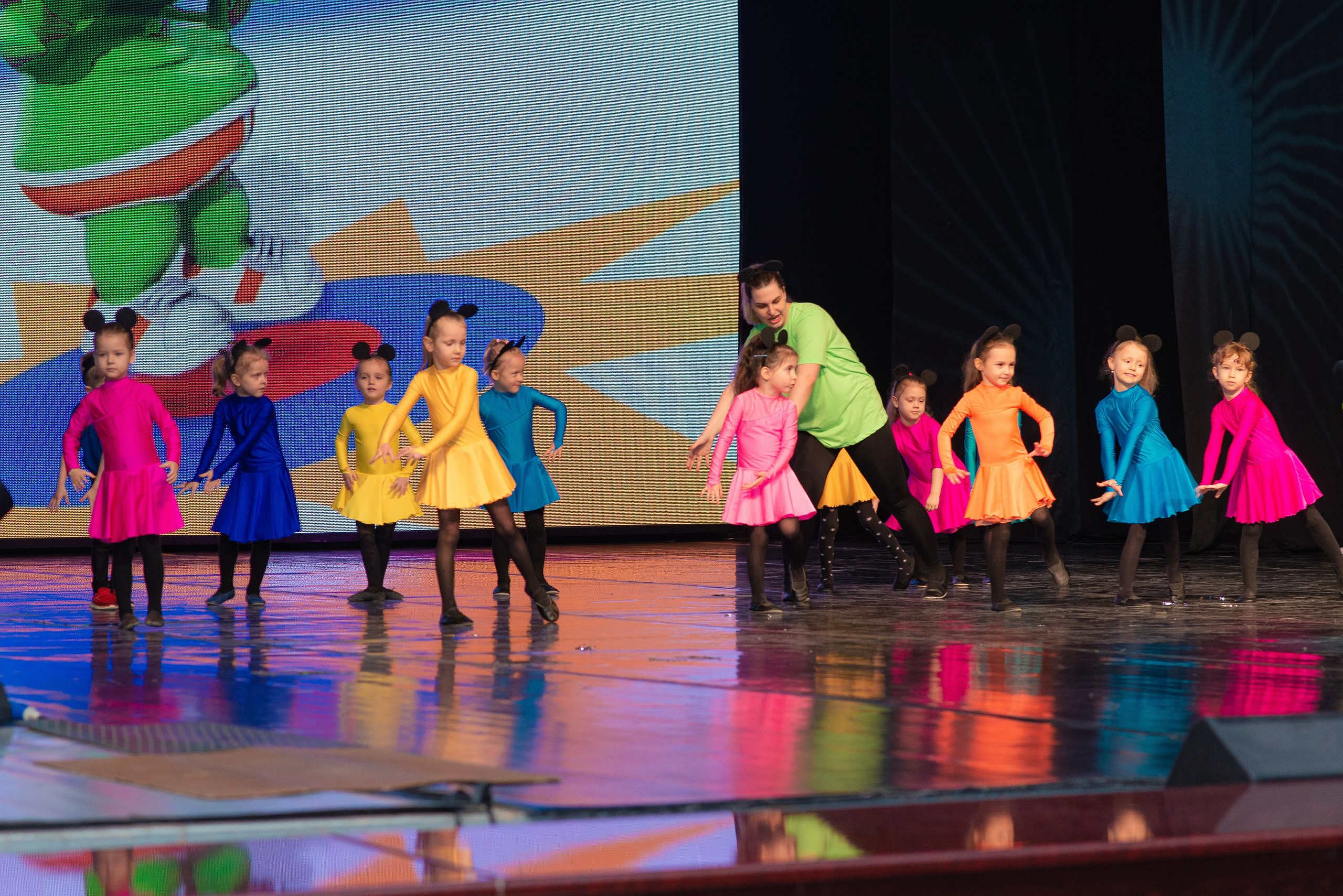 Выступление школы танцев Овация. Семейный фотограф на выписку из роддома и крещение Минск Настя Гришук