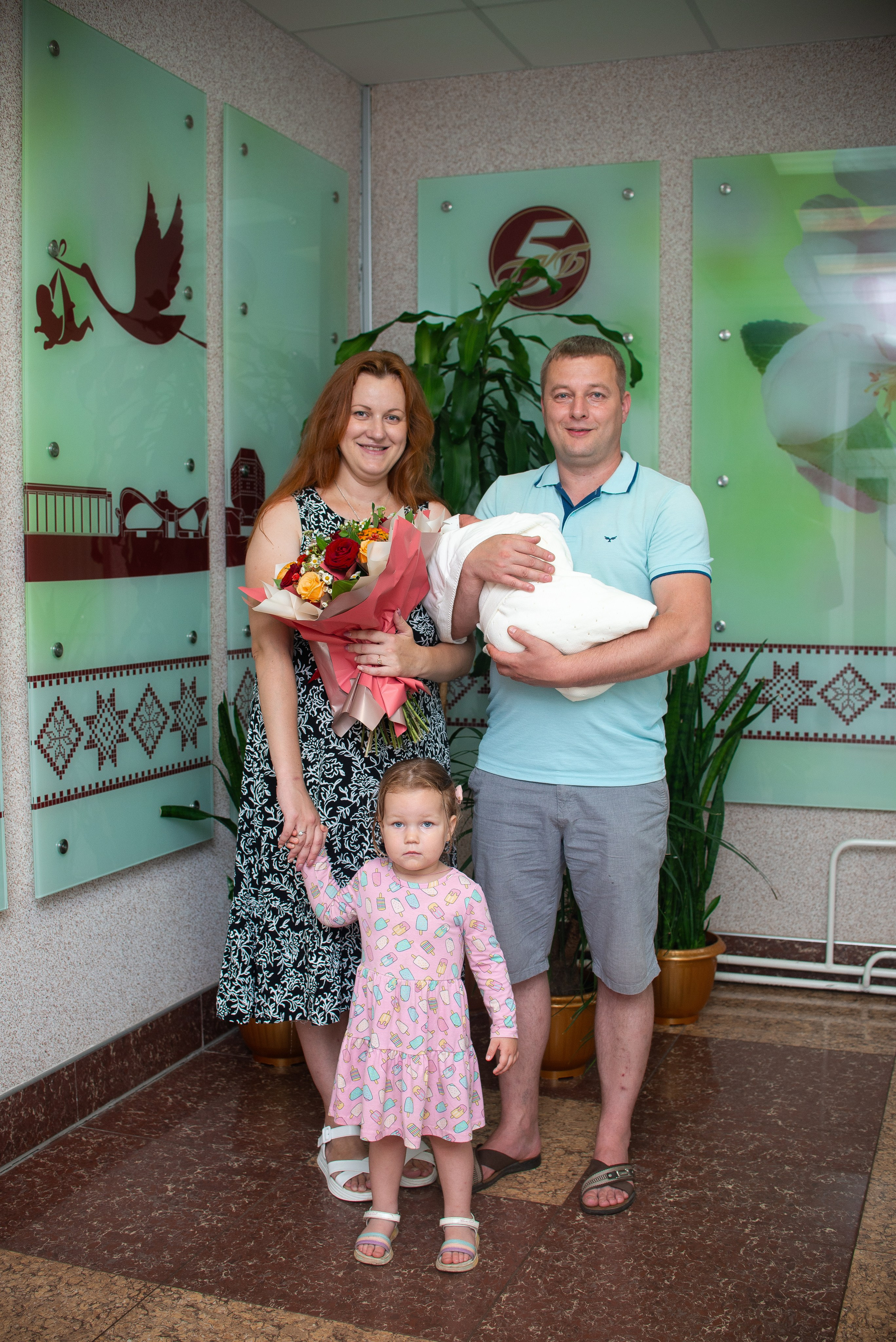 Выписка Надюши 5РД. Семейный фотограф на выписку из роддома и крещение Минск Настя Гришук