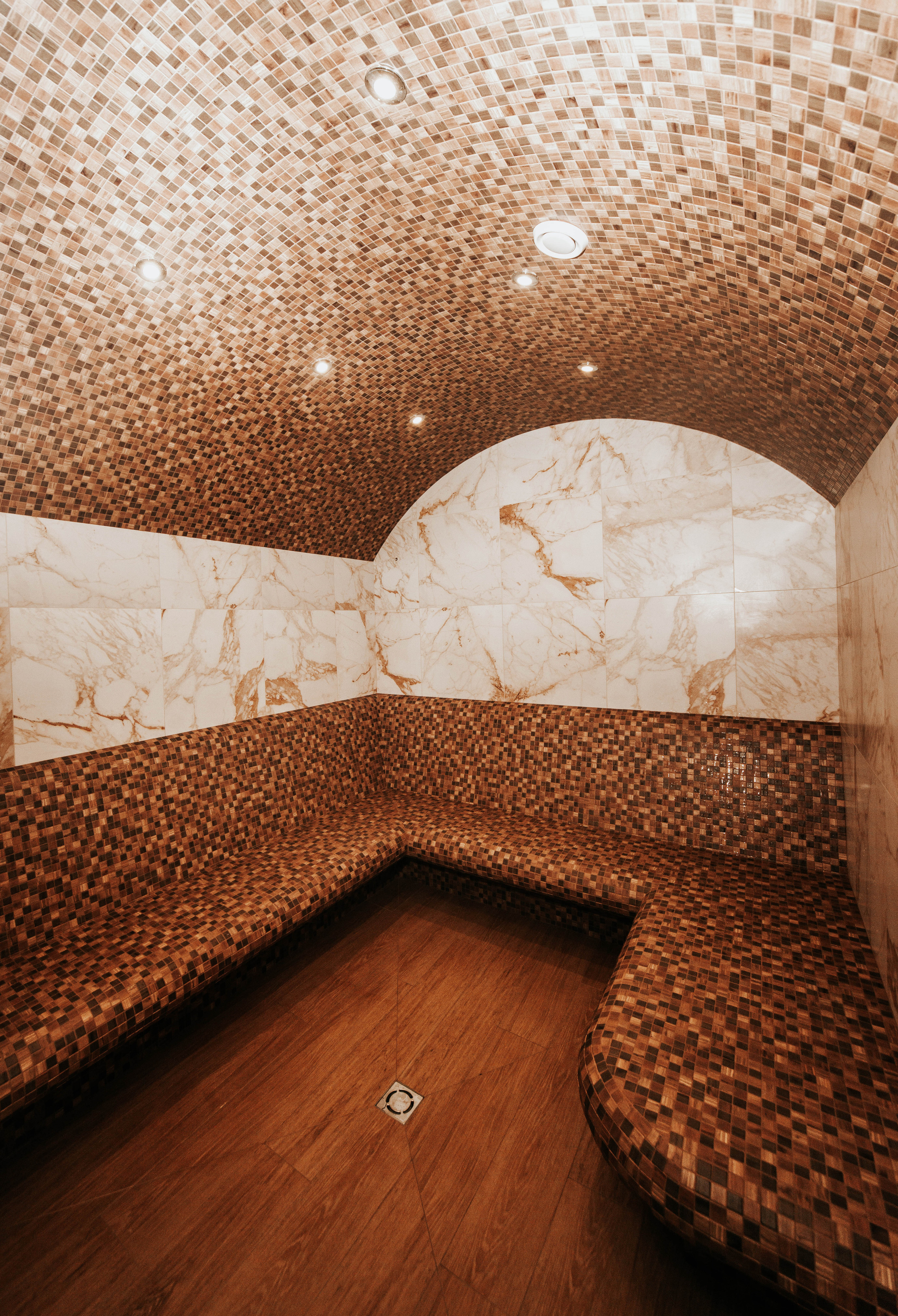 Визуал для клубного пространства «Своя среда». Ксения Glossa. Портретный и репортажный фотограф в Самаре