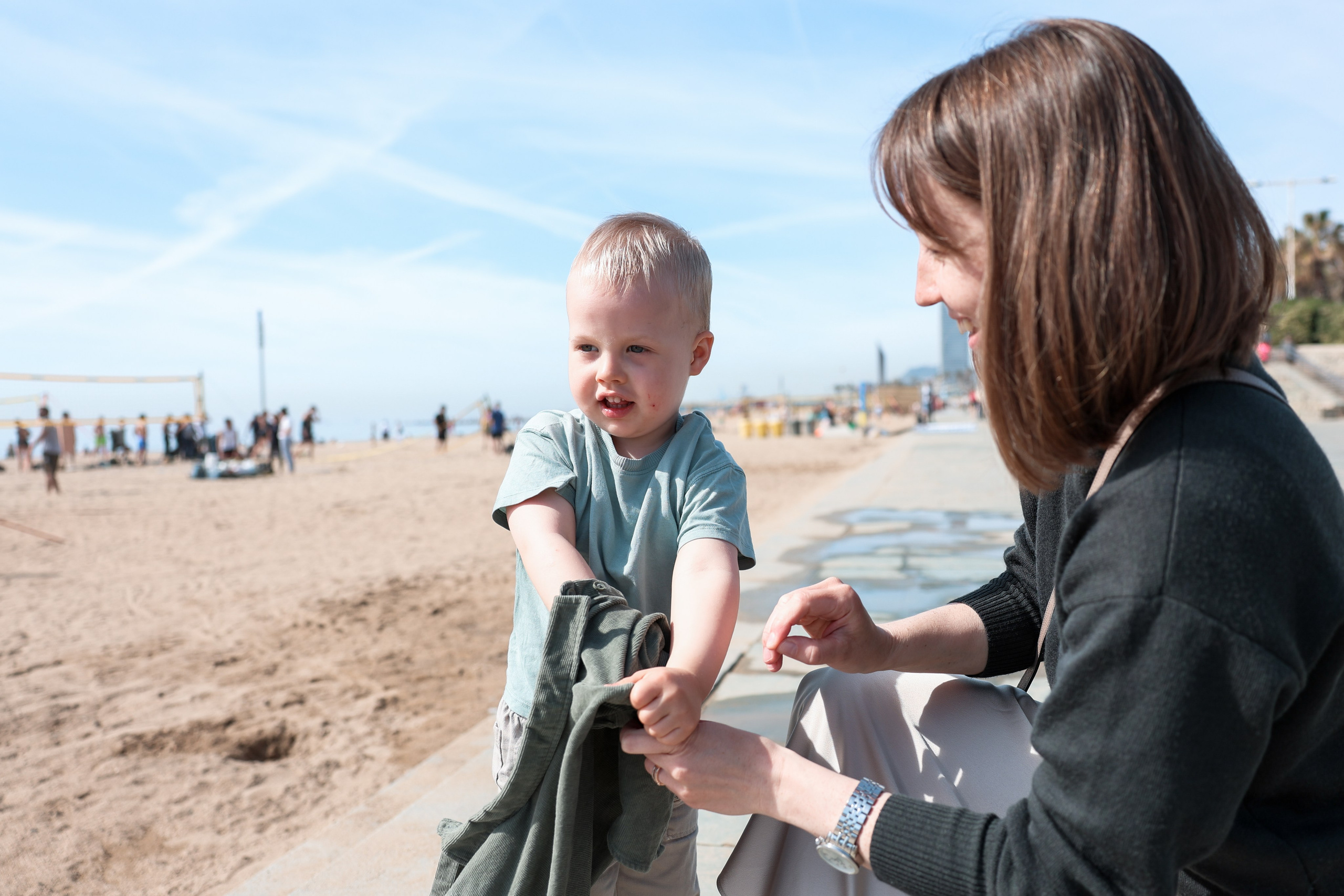 Seashore with a toddler. Natalia Zhuravleva|family, newborn, maternity photographer in Barcelona