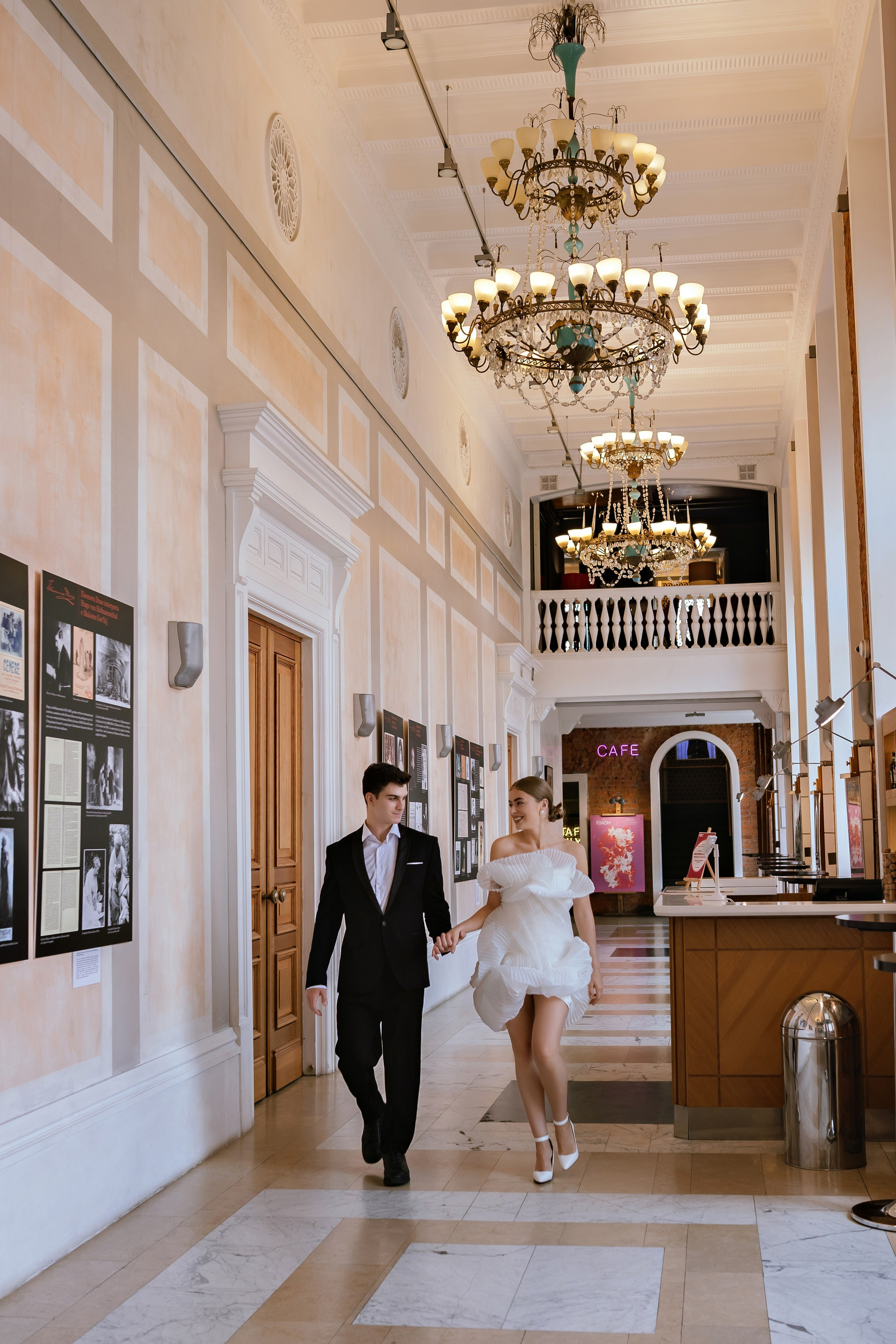 Свадебная фотосессия в кинотеатре. Фотограф и видеограф Москва. Свадебный фотограф, видеограф. Выпускные альбомы. Оживающие альбомы