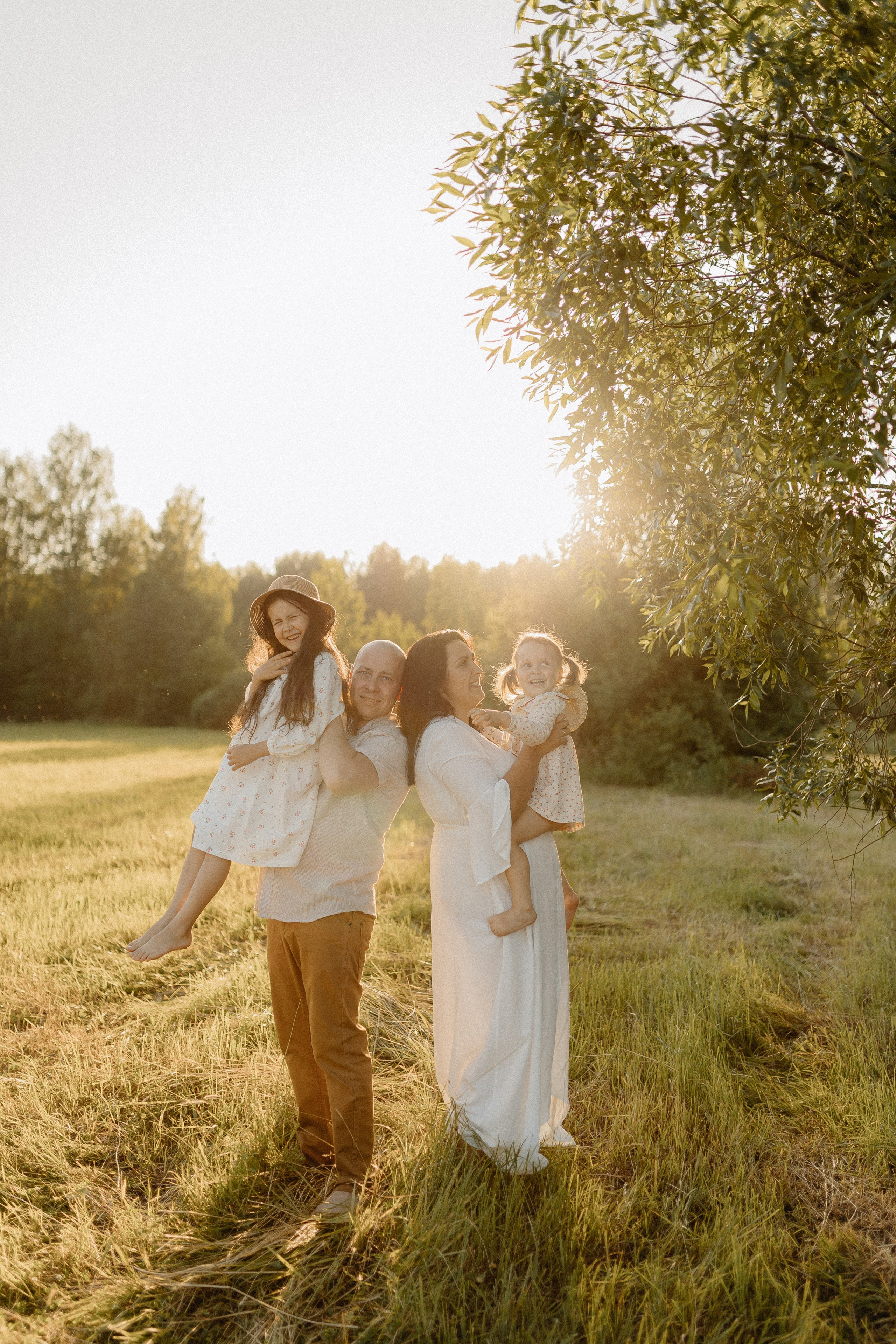 Семейная фотосессия с усатым любимцем. Главная