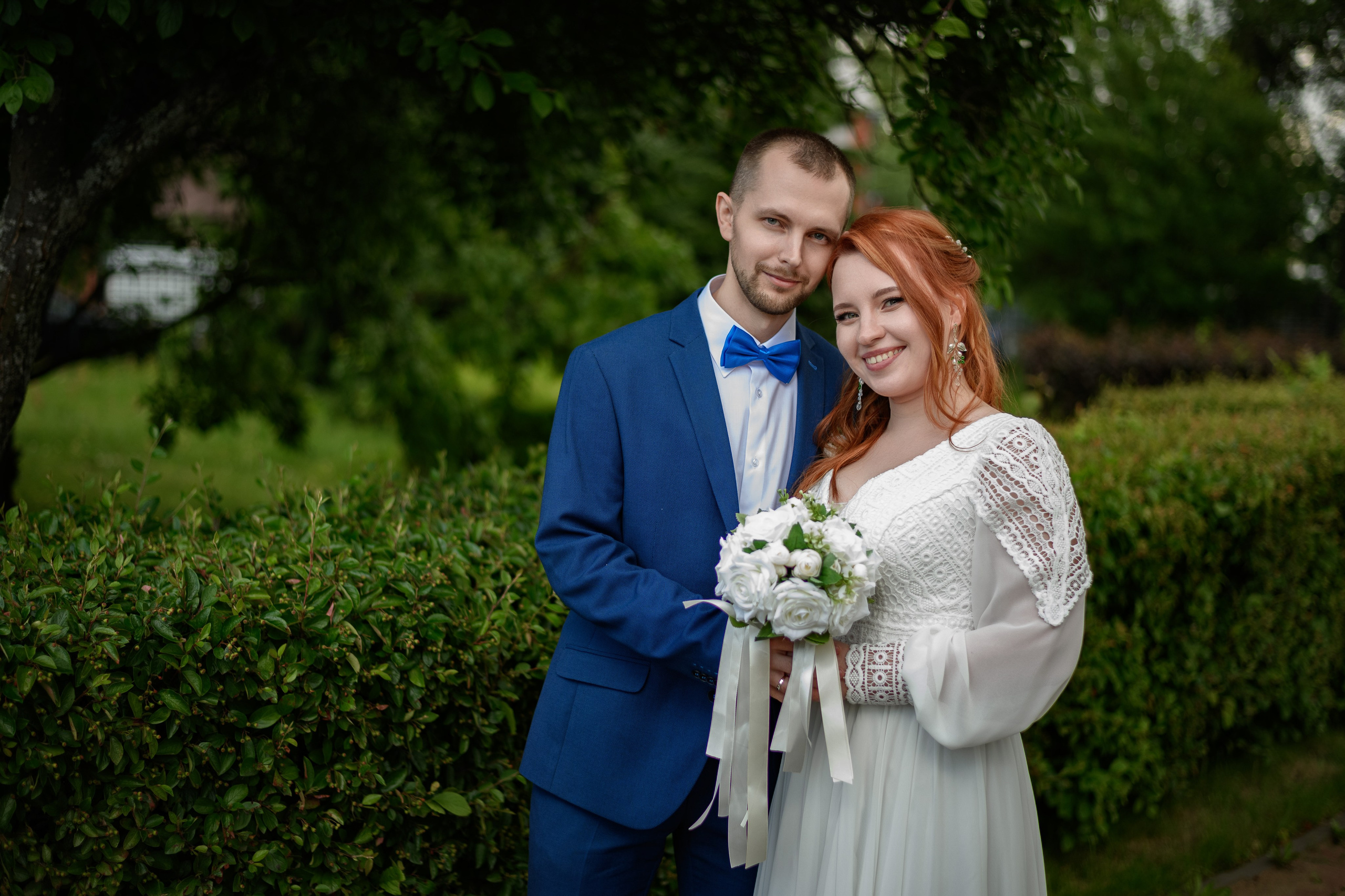 Свадебная фотография в парке на прогулке.