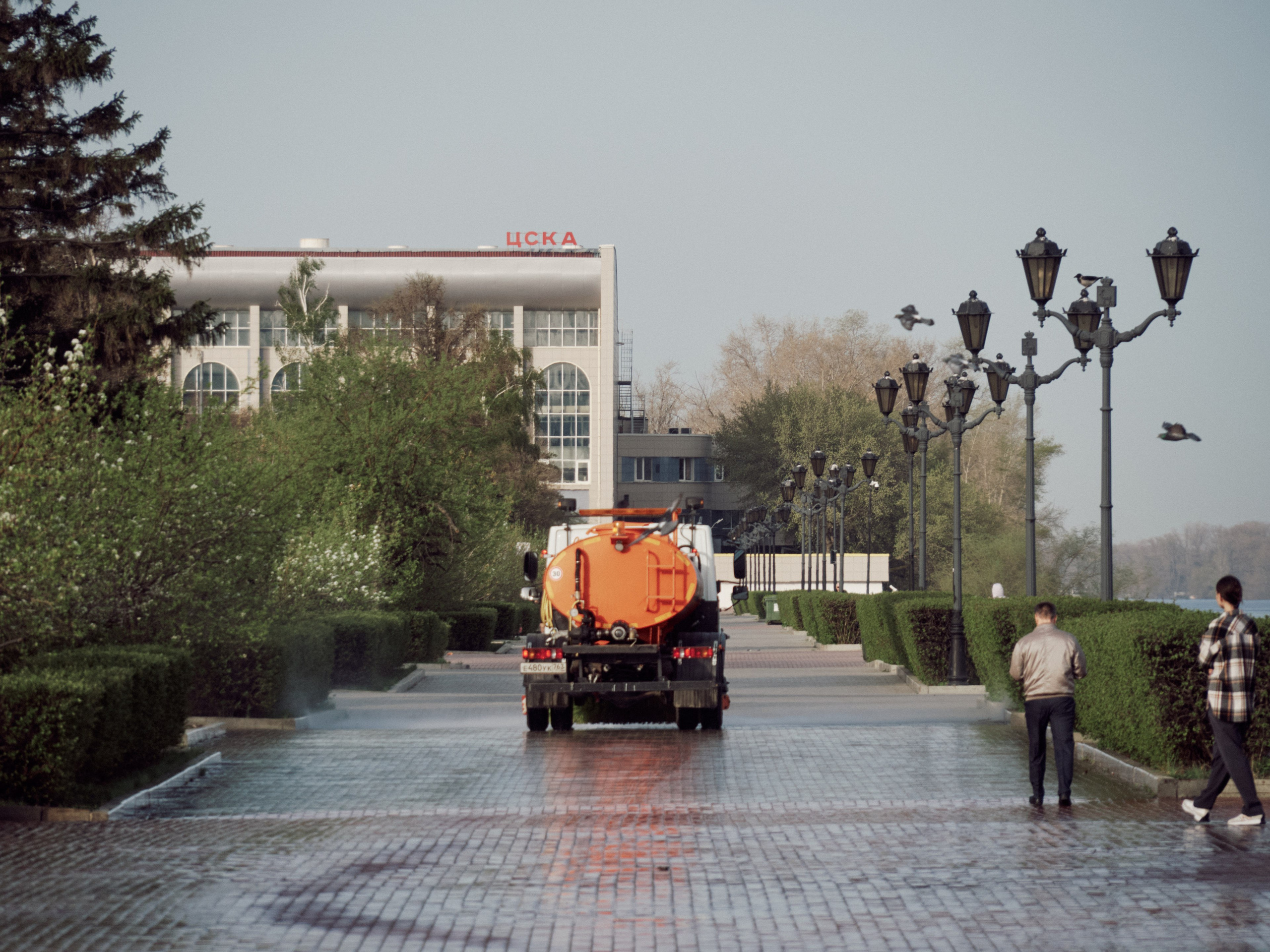 Мойка тротуаров на набережной Самары