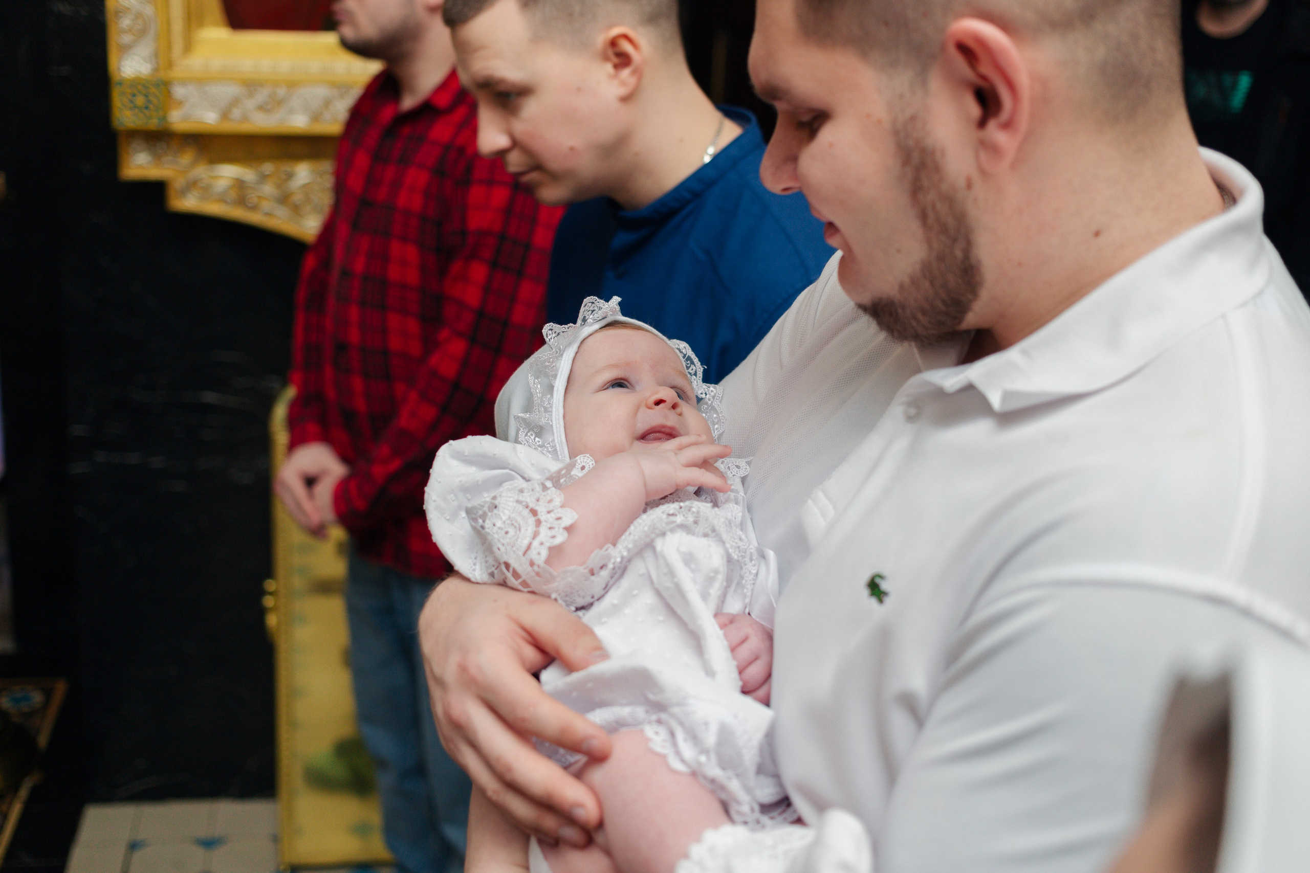  в каком храме лучше крестить ребенка — атмосфера, расположение, правила, Современная крестильная купель для полного погружения. На что обратить внимание при выборе храма, Вместительный и светлый зал храма — ключевой фактор при выборе места для крещения с большим числом гостей, купель в храме Невского района Санкт-Петербурга