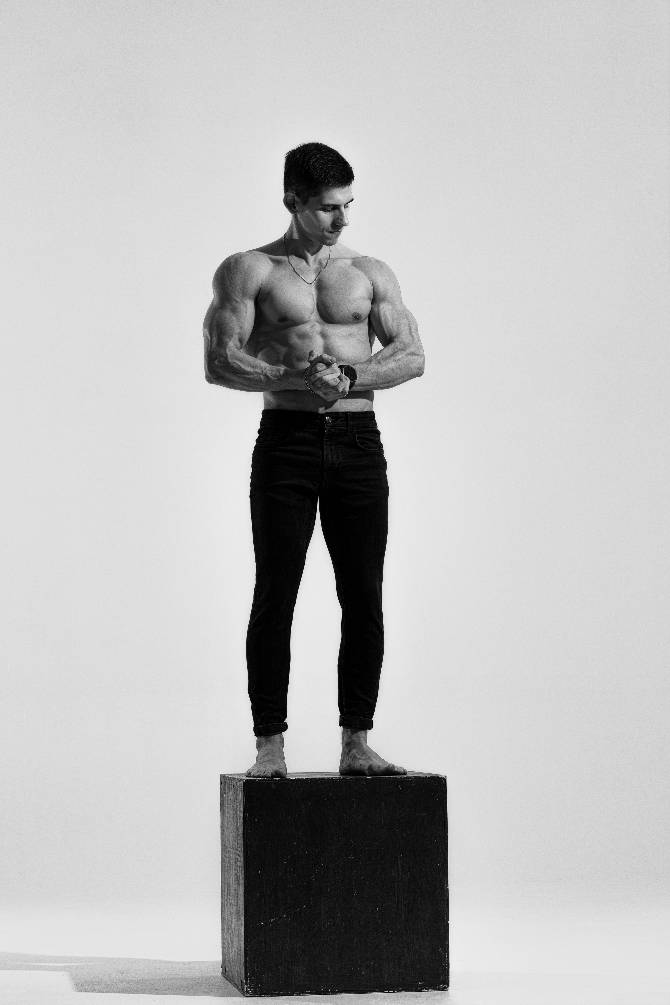 Съемка с Владом на циклораме с импульсным светом для себя и контента. Дмитрий Шульгин, портретный фотограф в Воронеже