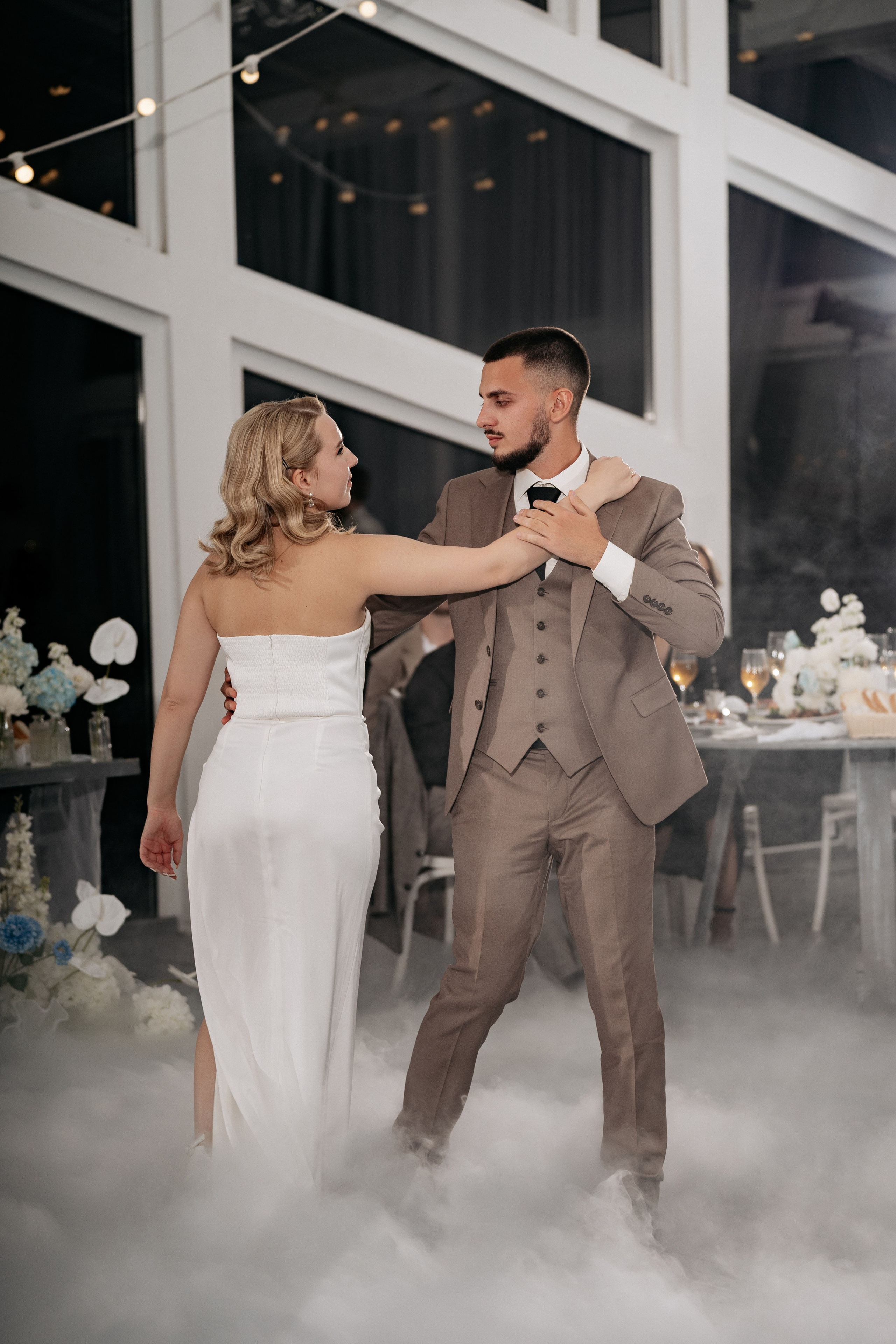 Фотограф Геленджик снимает первый танец молодоженов на берегу моря.