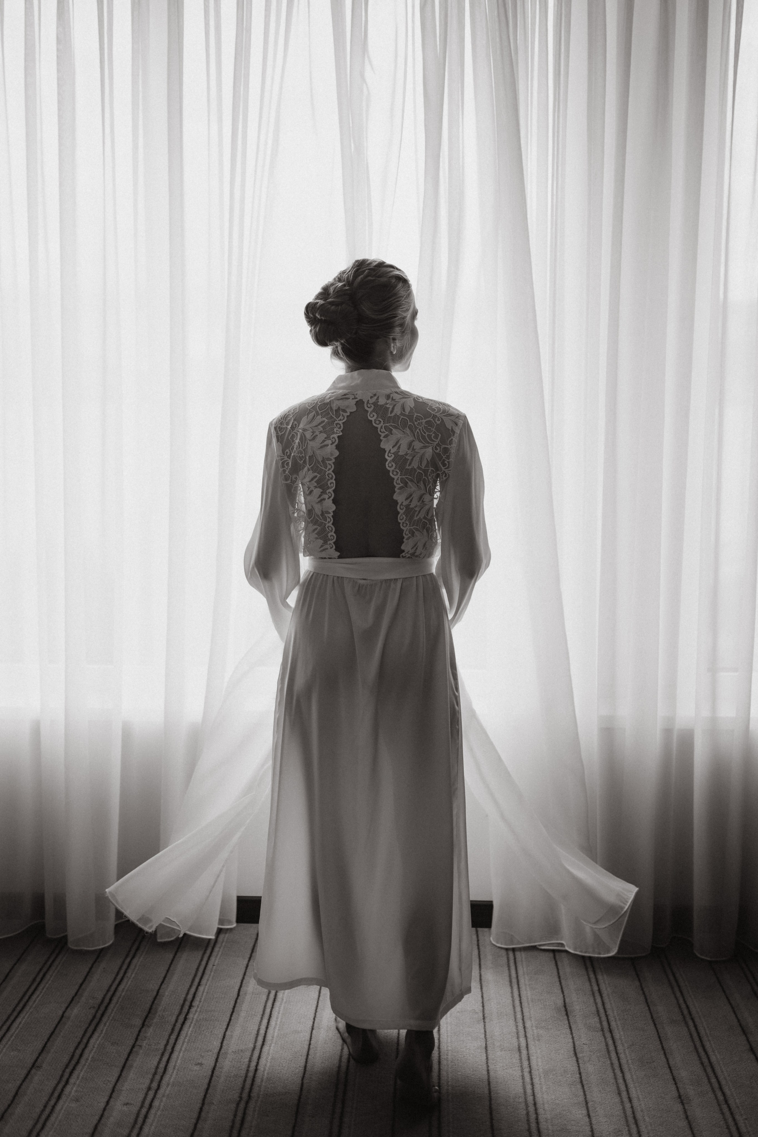 Свадебный фотограф Новороссийск - невеста на фоне окна, черно-белая фотография.