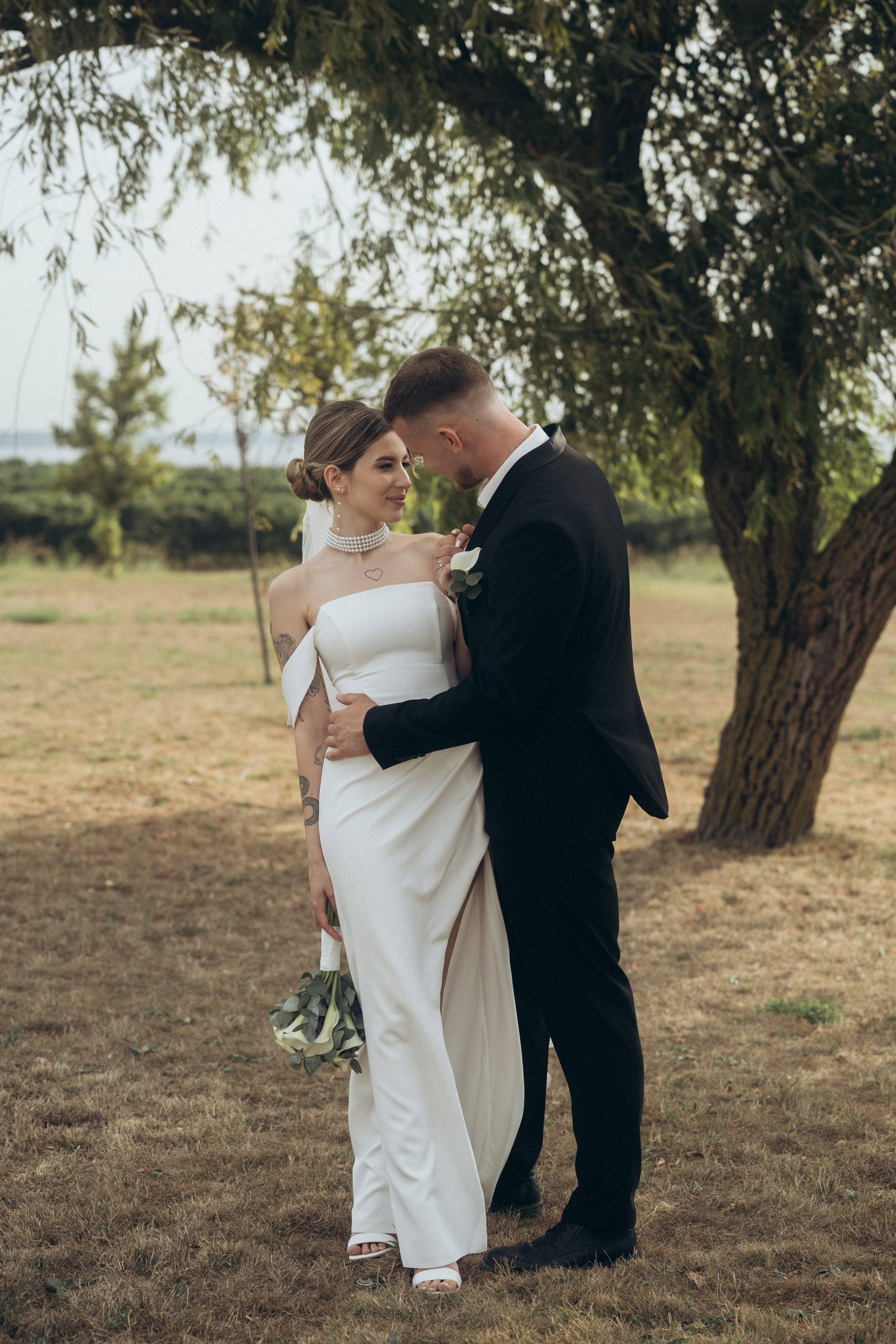 Влюбленная пара молодожен, кадр в полный рост, в локациях Темрюка, в поместье Голубицкое, Краснодарский край  