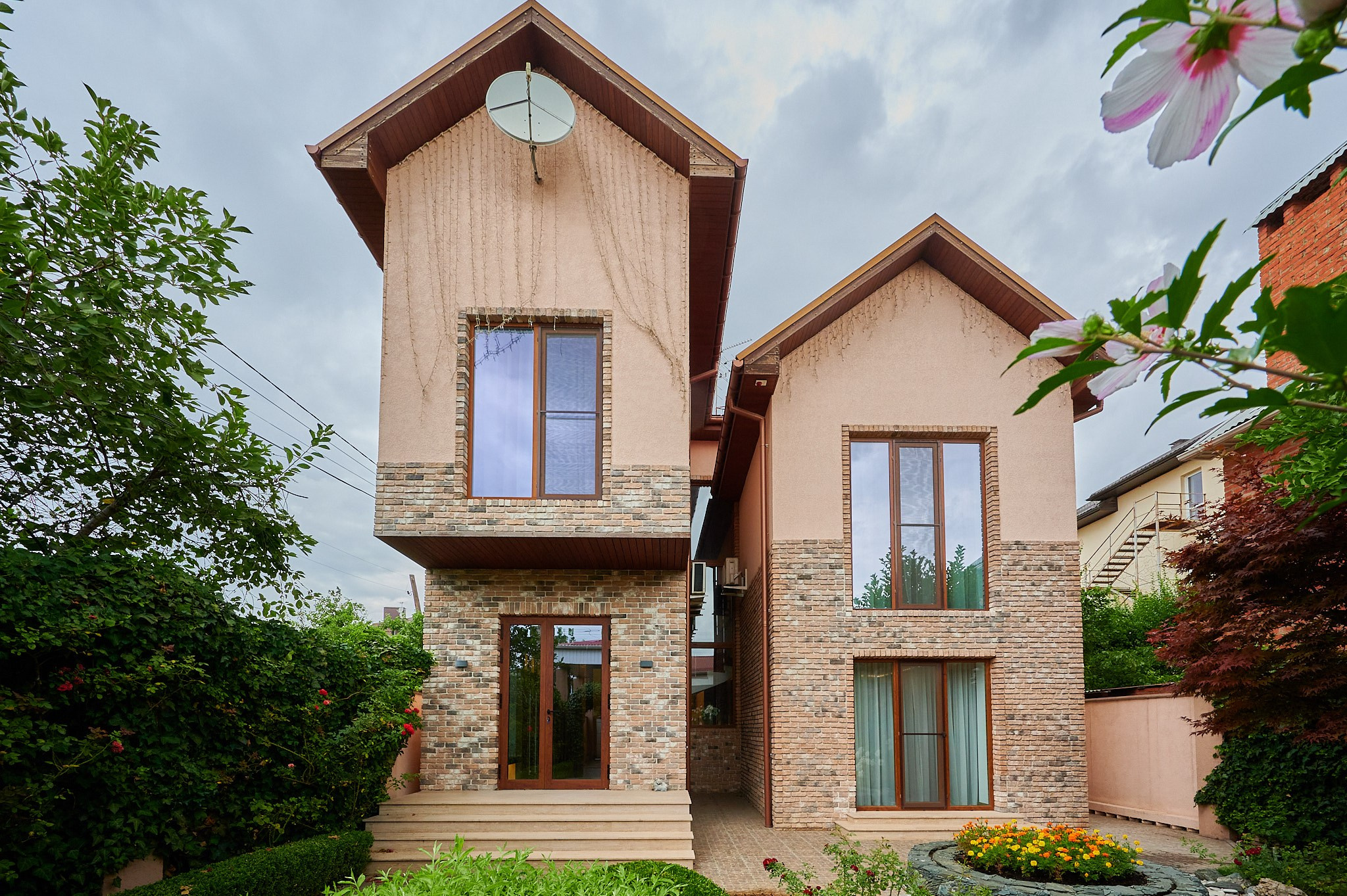 дом двухэтажный дом бежевые кирпичи 